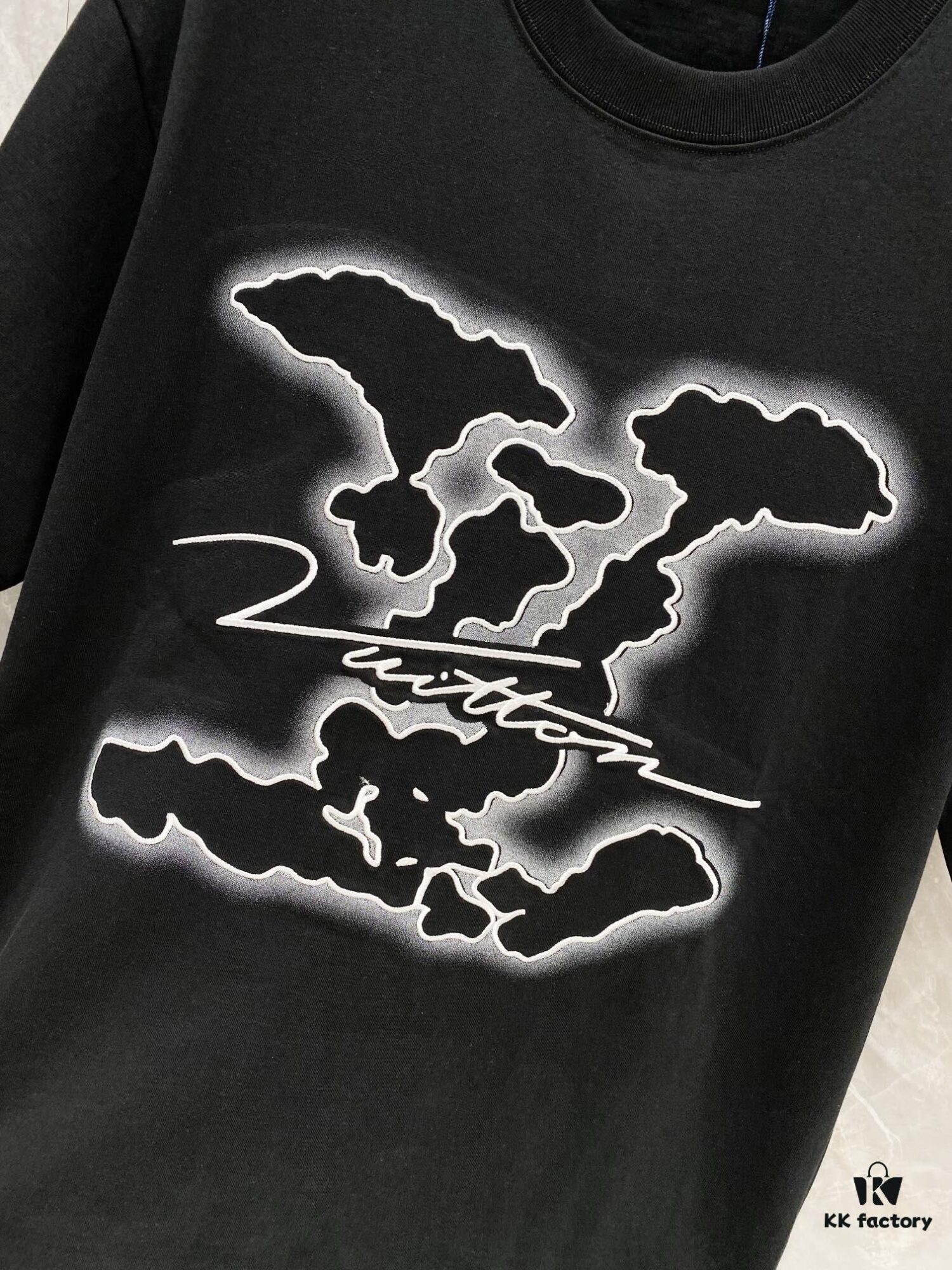 1V 25SS Spring Collection New Arrival T-Shirt! 260g High-Grammage Cloud Embroidered Cotton Fabric, Comfortable Wear. Minimalist Design, Fashion-Forward Style. Slightly Loose Fit for Casual Comfort, Suitable for Various Occasions. Whether for Shopping, Gatherings or Leisure Time, This T-Shirt Adds a Touch of Fashion and Personality.