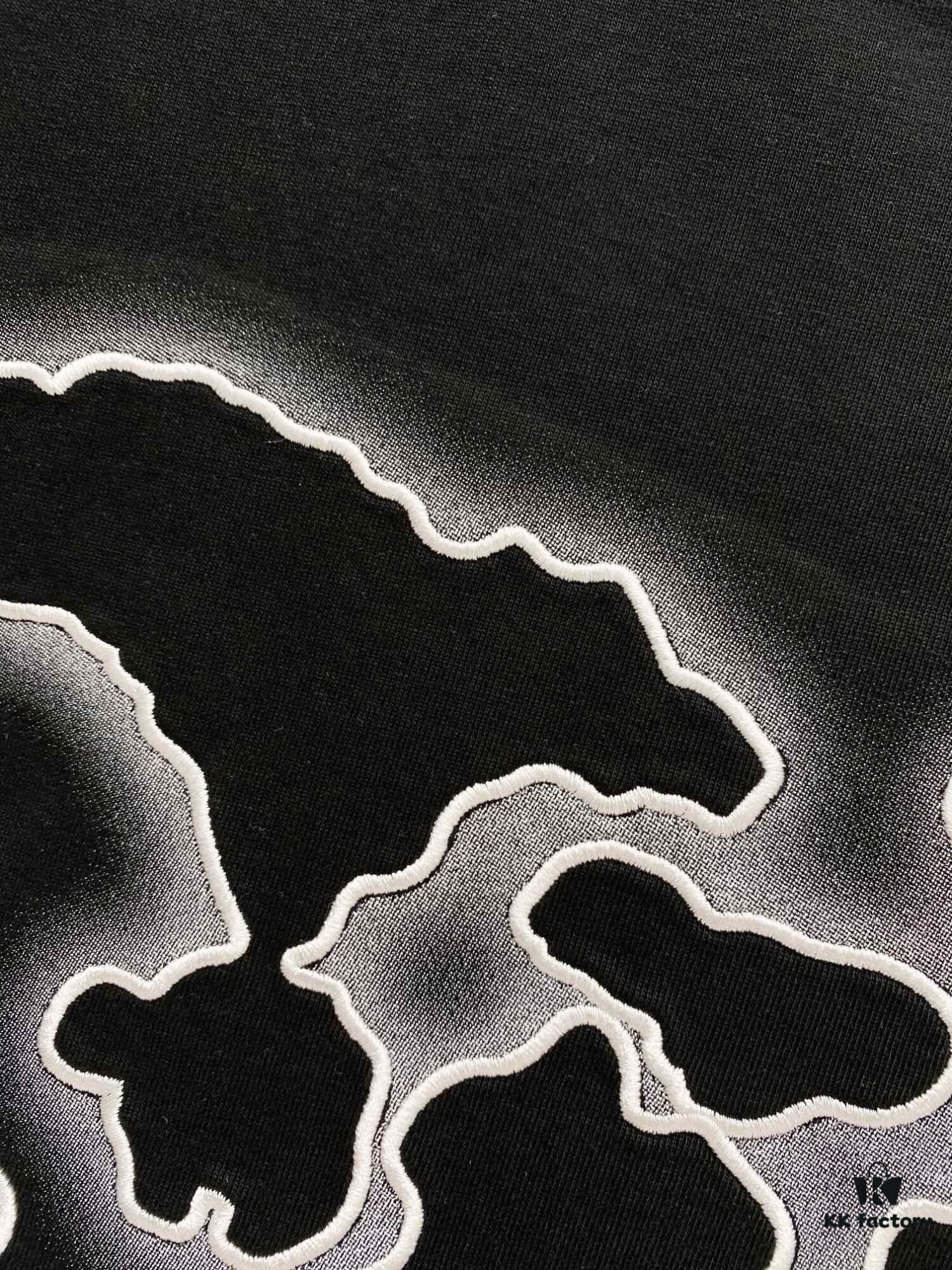 1V 25SS Spring Collection New Arrival T-Shirt! 260g High-Grammage Cloud Embroidered Cotton Fabric, Comfortable Wear. Minimalist Design, Fashion-Forward Style. Slightly Loose Fit for Casual Comfort, Suitable for Various Occasions. Whether for Shopping, Gatherings or Leisure Time, This T-Shirt Adds a Touch of Fashion and Personality.