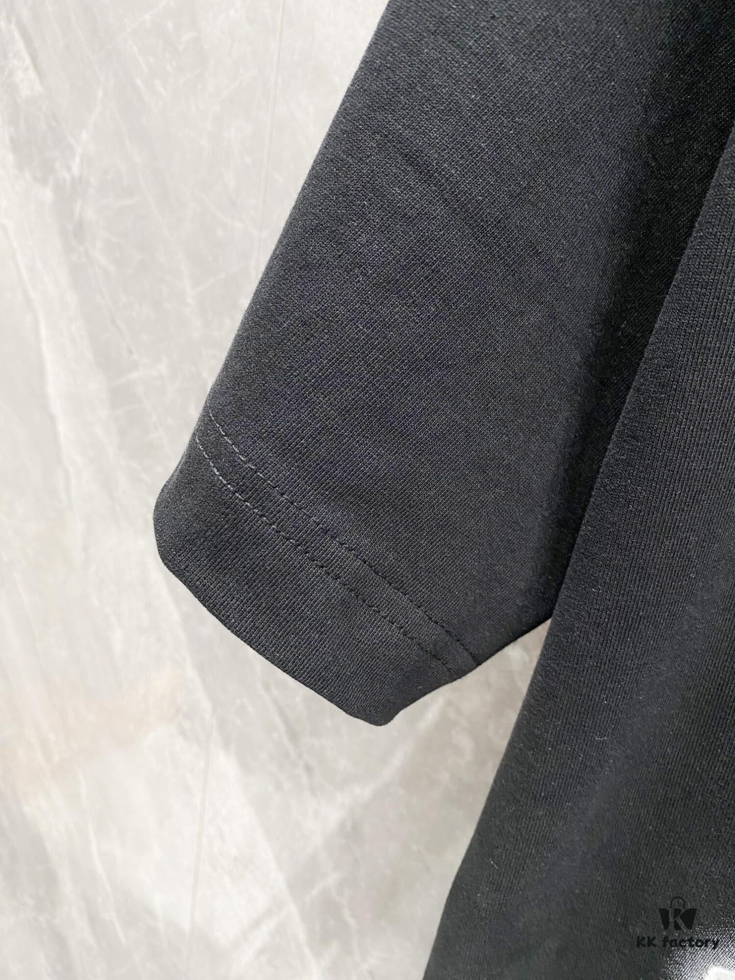 1V 25SS Spring Collection New Arrival T-Shirt! 260g High-Grammage Cloud Embroidered Cotton Fabric, Comfortable Wear. Minimalist Design, Fashion-Forward Style. Slightly Loose Fit for Casual Comfort, Suitable for Various Occasions. Whether for Shopping, Gatherings or Leisure Time, This T-Shirt Adds a Touch of Fashion and Personality.