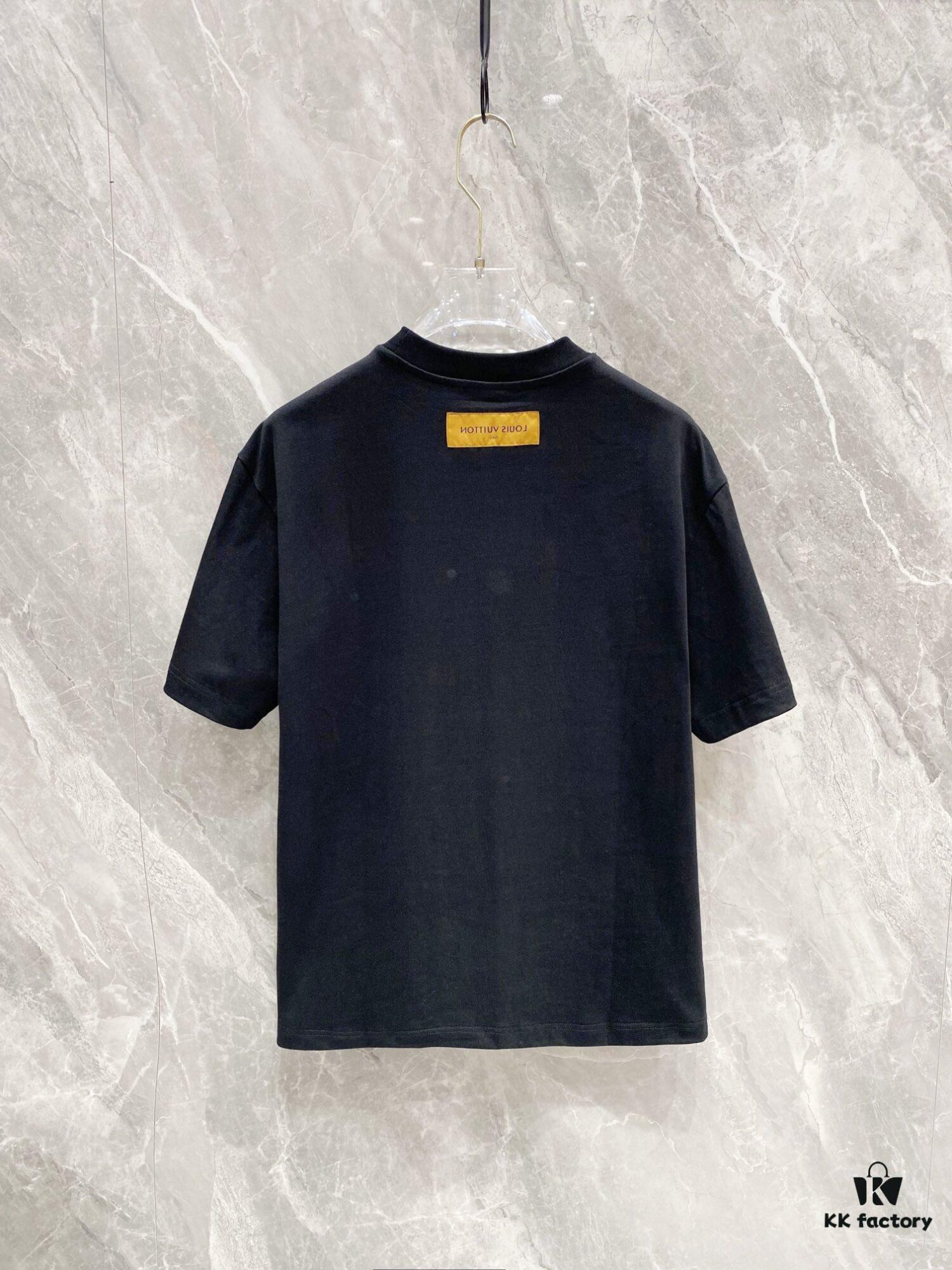 1V 25SS Spring Collection New Arrival T-Shirt! 260g High-Grammage Cloud Embroidered Cotton Fabric, Comfortable Wear. Minimalist Design, Fashion-Forward Style. Slightly Loose Fit for Casual Comfort, Suitable for Various Occasions. Whether for Shopping, Gatherings or Leisure Time, This T-Shirt Adds a Touch of Fashion and Personality.