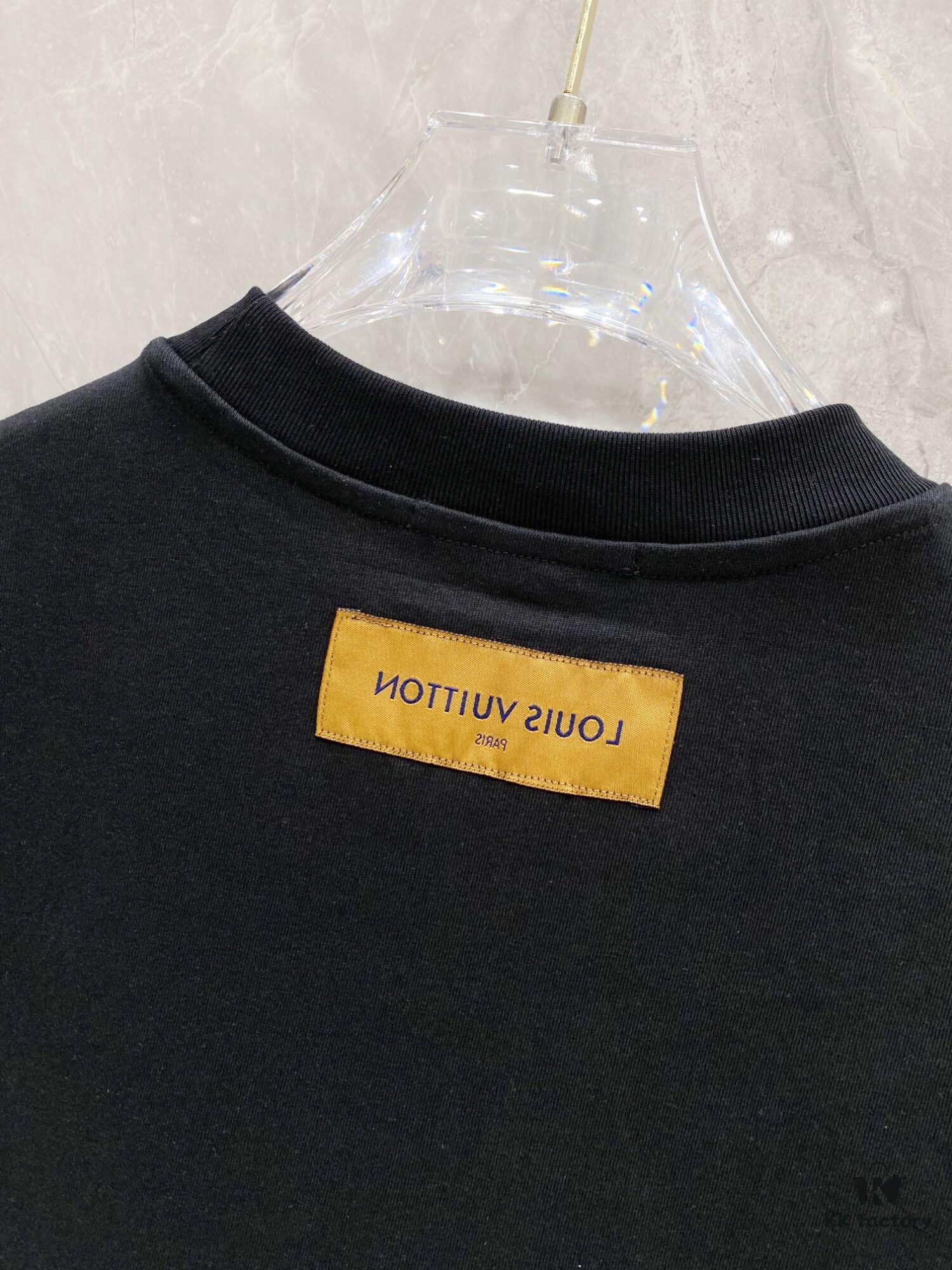 1V 25SS Spring Collection New Arrival T-Shirt! 260g High-Grammage Cloud Embroidered Cotton Fabric, Comfortable Wear. Minimalist Design, Fashion-Forward Style. Slightly Loose Fit for Casual Comfort, Suitable for Various Occasions. Whether for Shopping, Gatherings or Leisure Time, This T-Shirt Adds a Touch of Fashion and Personality.