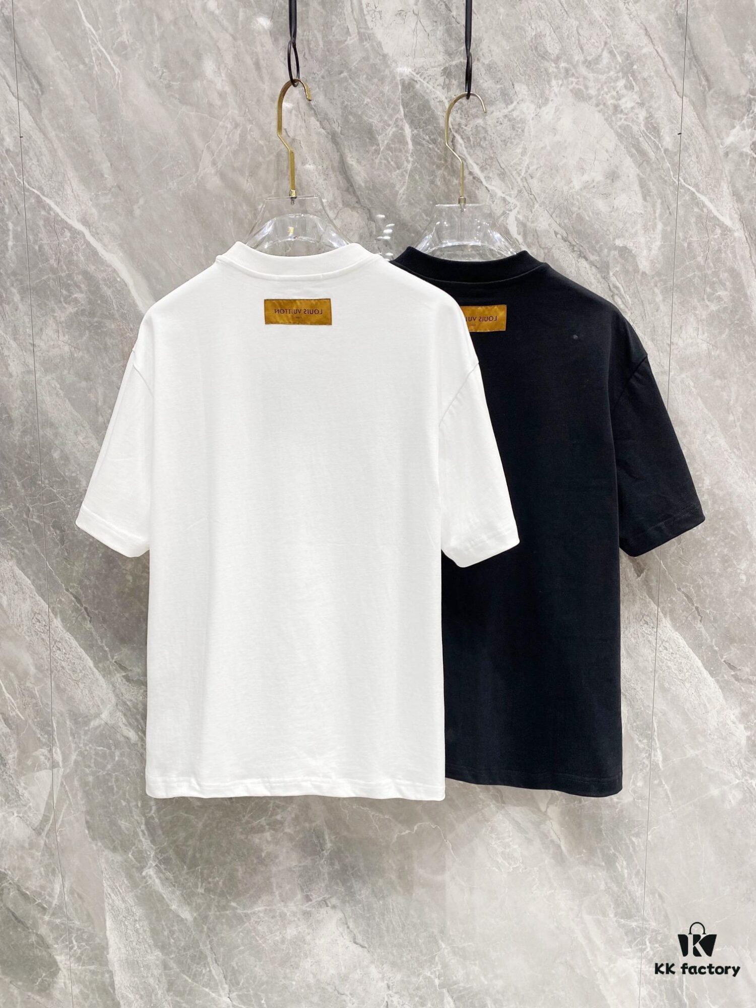 1V 25SS Spring Collection New Arrival T-Shirt! 260g High-Grammage Cloud Embroidered Cotton Fabric, Comfortable Wear. Minimalist Design, Fashion-Forward Style. Slightly Loose Fit for Casual Comfort, Suitable for Various Occasions. Whether for Shopping, Gatherings or Leisure Time, This T-Shirt Adds a Touch of Fashion and Personality.