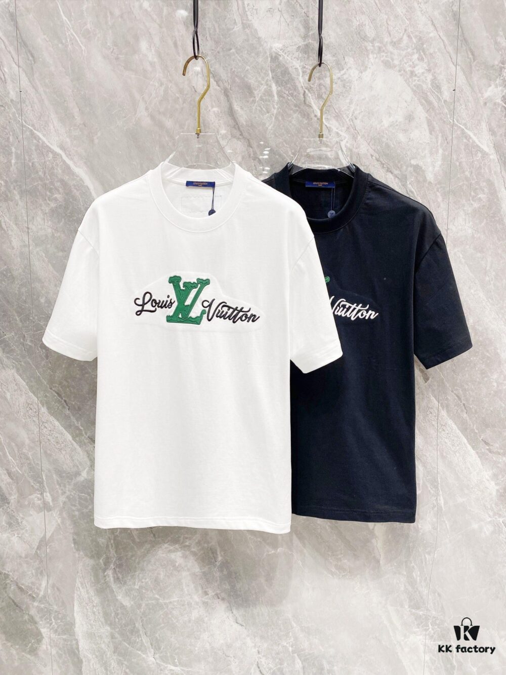 1V 25SS Spring New Arrival T-Shirt! 260g High-Grammage Pure Cotton Fabric, Comfortable to Wear. Minimalist Design, Stylish and Trendsetting. Slightly Loose Fit for a Relaxed, Casual Look, Perfect for Various Occasions. Whether Shopping, Socializing or Relaxing, This T-Shirt Adds a Touch of Fashion and Individuality.