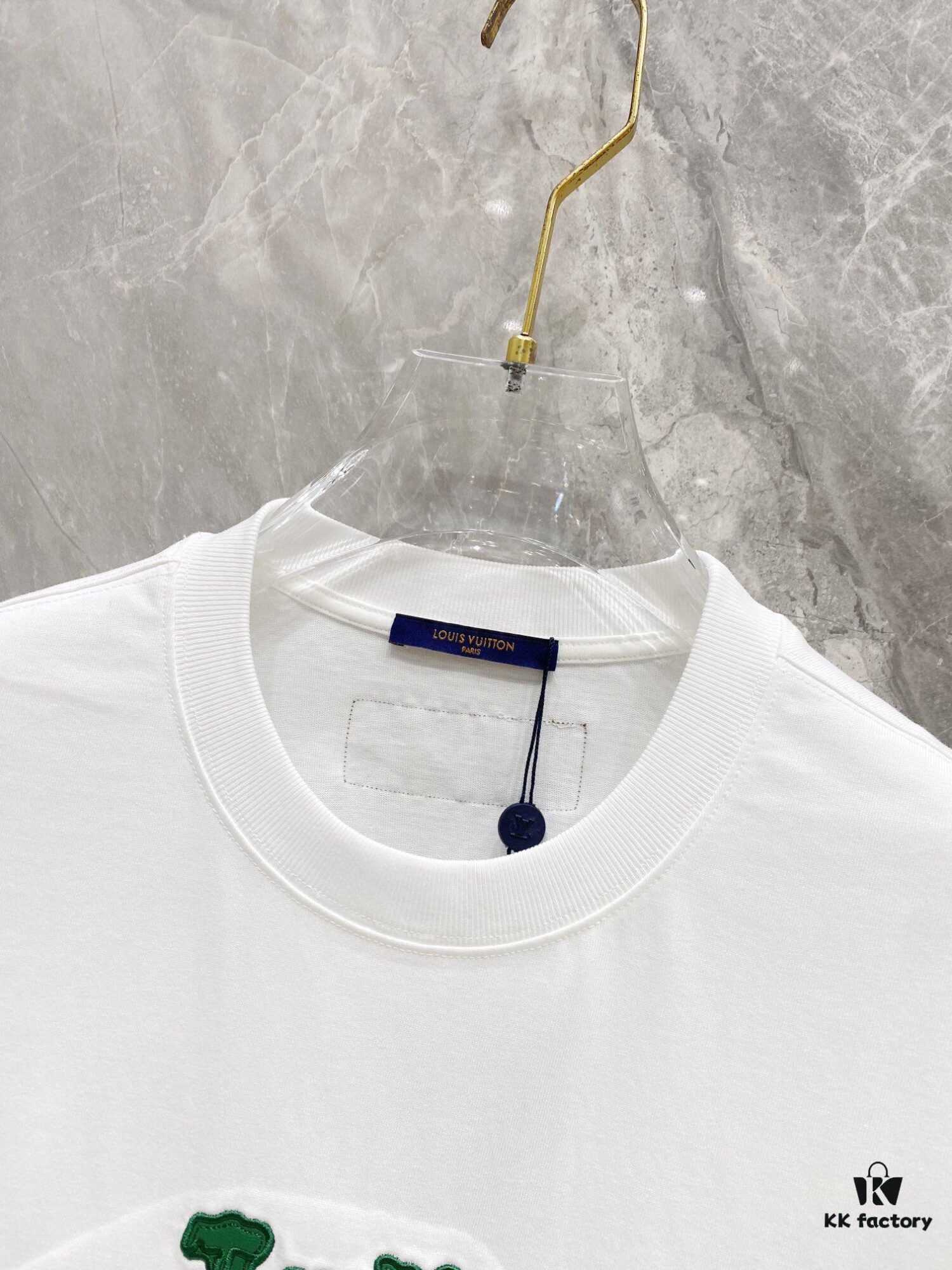 1V 25SS Spring New Arrival T-Shirt! 260g High-Grammage Pure Cotton Fabric, Comfortable to Wear. Minimalist Design, Stylish and Trendsetting. Slightly Loose Fit for a Relaxed, Casual Look, Perfect for Various Occasions. Whether Shopping, Socializing or Relaxing, This T-Shirt Adds a Touch of Fashion and Individuality.