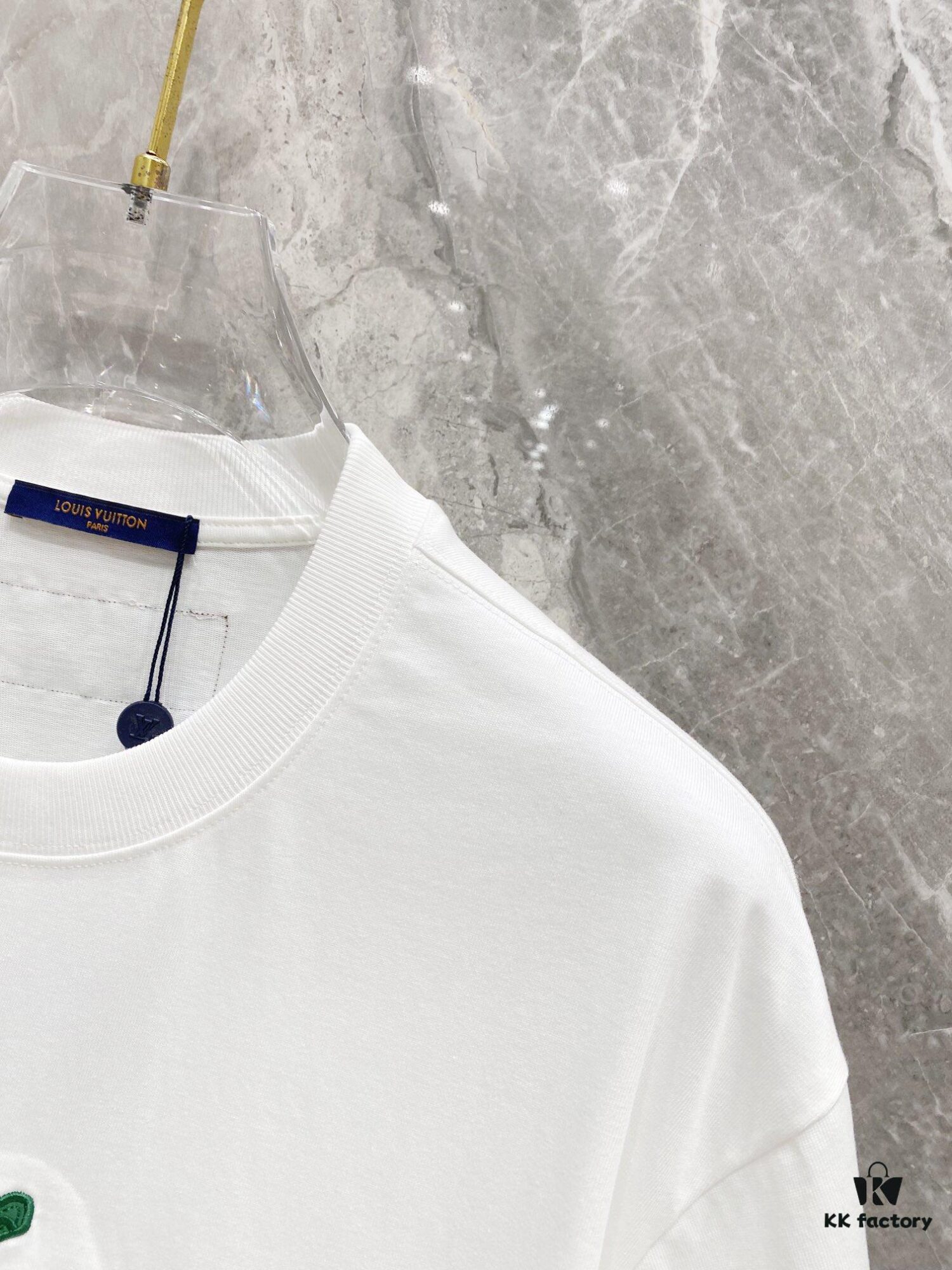 1V 25SS Spring New Arrival T-Shirt! 260g High-Grammage Pure Cotton Fabric, Comfortable to Wear. Minimalist Design, Stylish and Trendsetting. Slightly Loose Fit for a Relaxed, Casual Look, Perfect for Various Occasions. Whether Shopping, Socializing or Relaxing, This T-Shirt Adds a Touch of Fashion and Individuality.