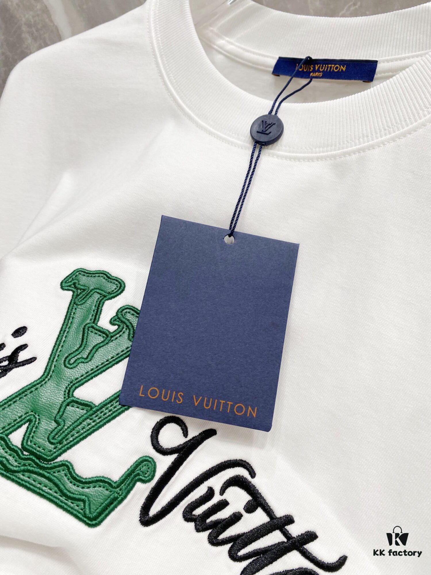 1V 25SS Spring New Arrival T-Shirt! 260g High-Grammage Pure Cotton Fabric, Comfortable to Wear. Minimalist Design, Stylish and Trendsetting. Slightly Loose Fit for a Relaxed, Casual Look, Perfect for Various Occasions. Whether Shopping, Socializing or Relaxing, This T-Shirt Adds a Touch of Fashion and Individuality.