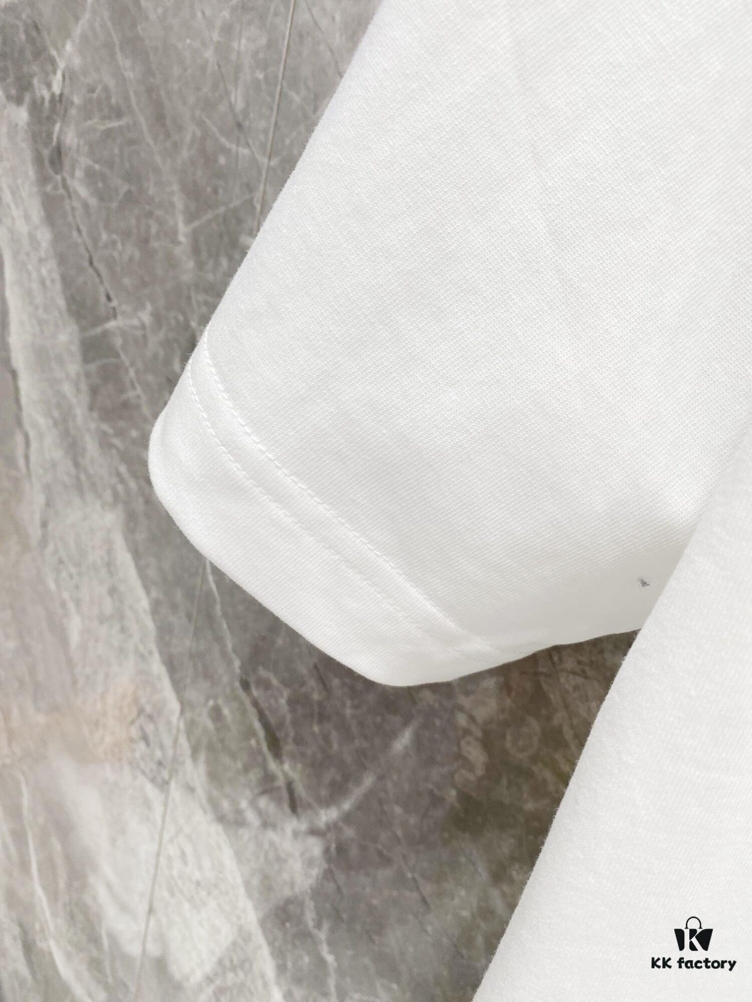 1V 25SS Spring New Arrival T-Shirt! 260g High-Grammage Pure Cotton Fabric, Comfortable to Wear. Minimalist Design, Stylish and Trendsetting. Slightly Loose Fit for a Relaxed, Casual Look, Perfect for Various Occasions. Whether Shopping, Socializing or Relaxing, This T-Shirt Adds a Touch of Fashion and Individuality.