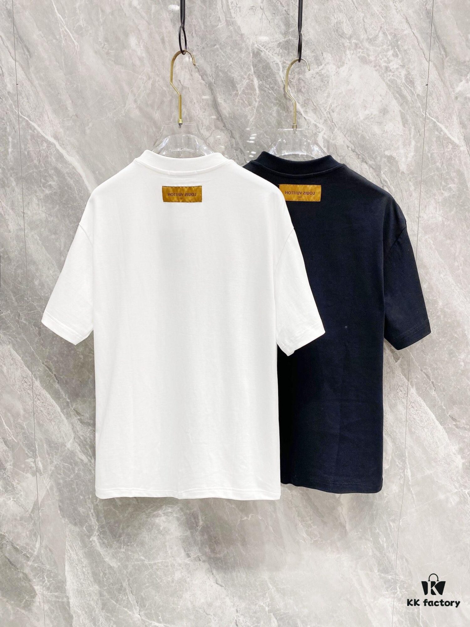 1V 25SS Spring New Arrival T-Shirt! 260g High-Grammage Pure Cotton Fabric, Comfortable to Wear. Minimalist Design, Stylish and Trendsetting. Slightly Loose Fit for a Relaxed, Casual Look, Perfect for Various Occasions. Whether Shopping, Socializing or Relaxing, This T-Shirt Adds a Touch of Fashion and Individuality.