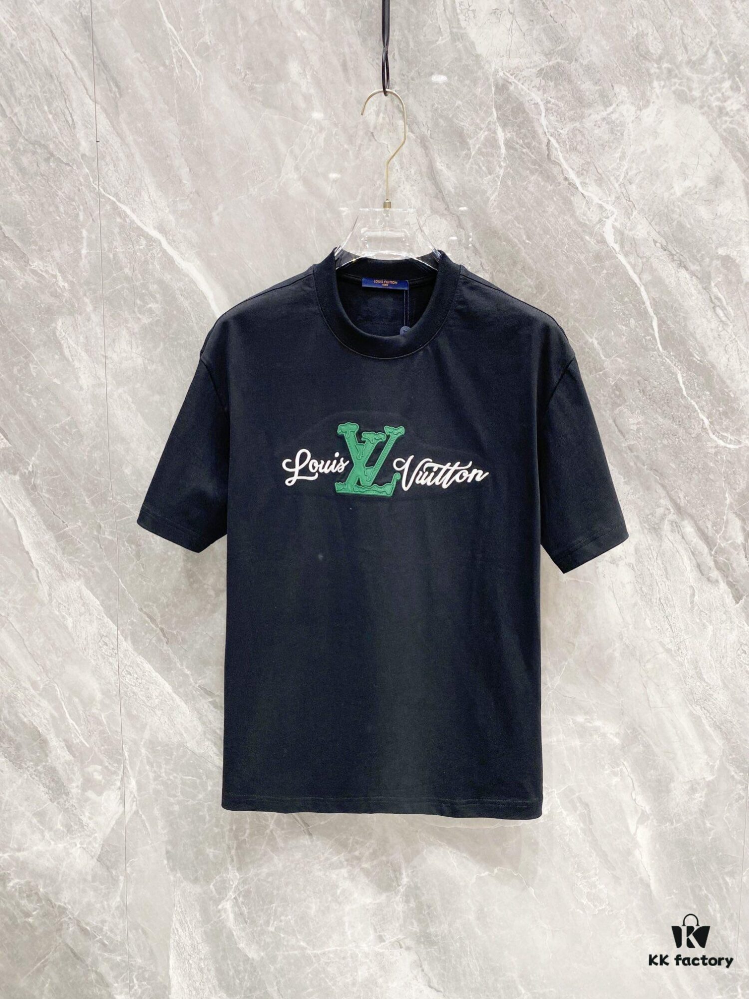 1V 25SS Spring New Arrival T-Shirt! 260g High-Grammage Pure Cotton Fabric, Comfortable to Wear. Minimalist Design, Fashionable and Trendy. Slightly Loose Fit for Casual Comfort, Suitable for Various Occasions. Whether Shopping, Hanging Out or Relaxing, This T-Shirt Adds a Touch of Style and Personality.