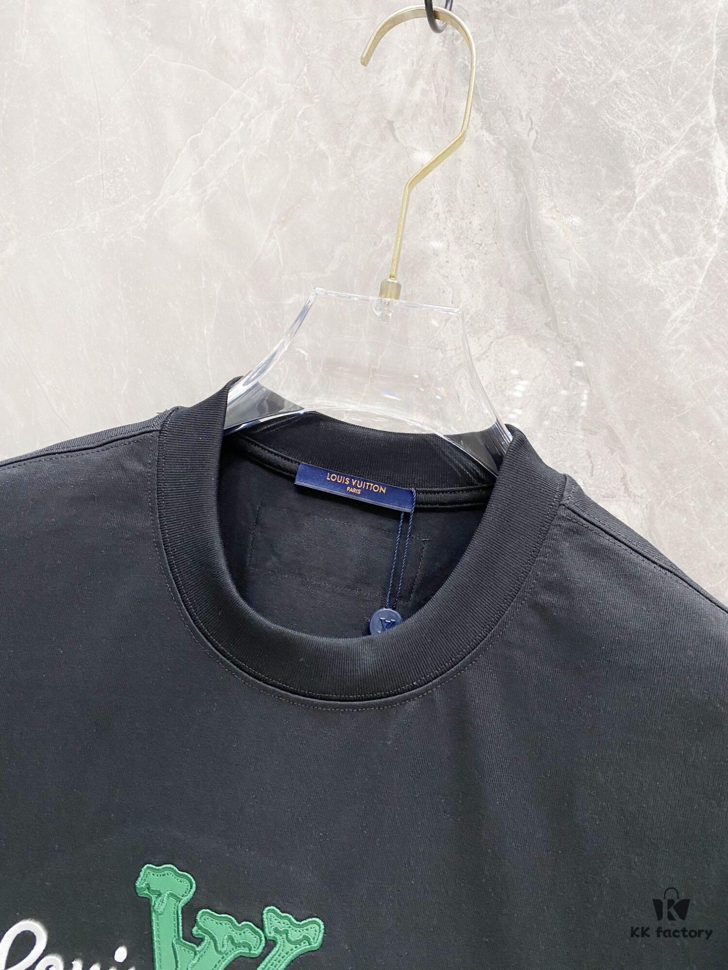 1V 25SS Spring New Arrival T-Shirt! 260g High-Grammage Pure Cotton Fabric, Comfortable to Wear. Minimalist Design, Fashionable and Trendy. Slightly Loose Fit for Casual Comfort, Suitable for Various Occasions. Whether Shopping, Hanging Out or Relaxing, This T-Shirt Adds a Touch of Style and Personality.