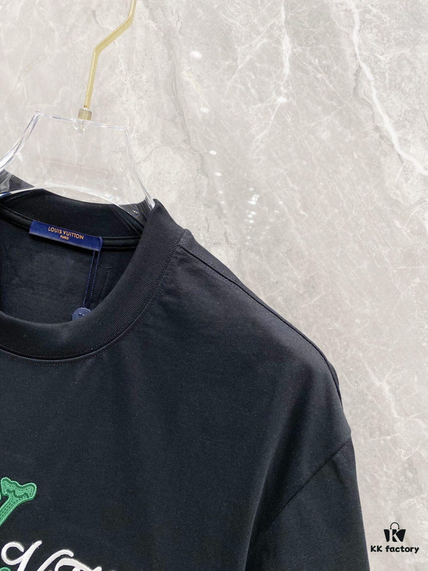 1V 25SS Spring New Arrival T-Shirt! 260g High-Grammage Pure Cotton Fabric, Comfortable to Wear. Minimalist Design, Fashionable and Trendy. Slightly Loose Fit for Casual Comfort, Suitable for Various Occasions. Whether Shopping, Hanging Out or Relaxing, This T-Shirt Adds a Touch of Style and Personality.