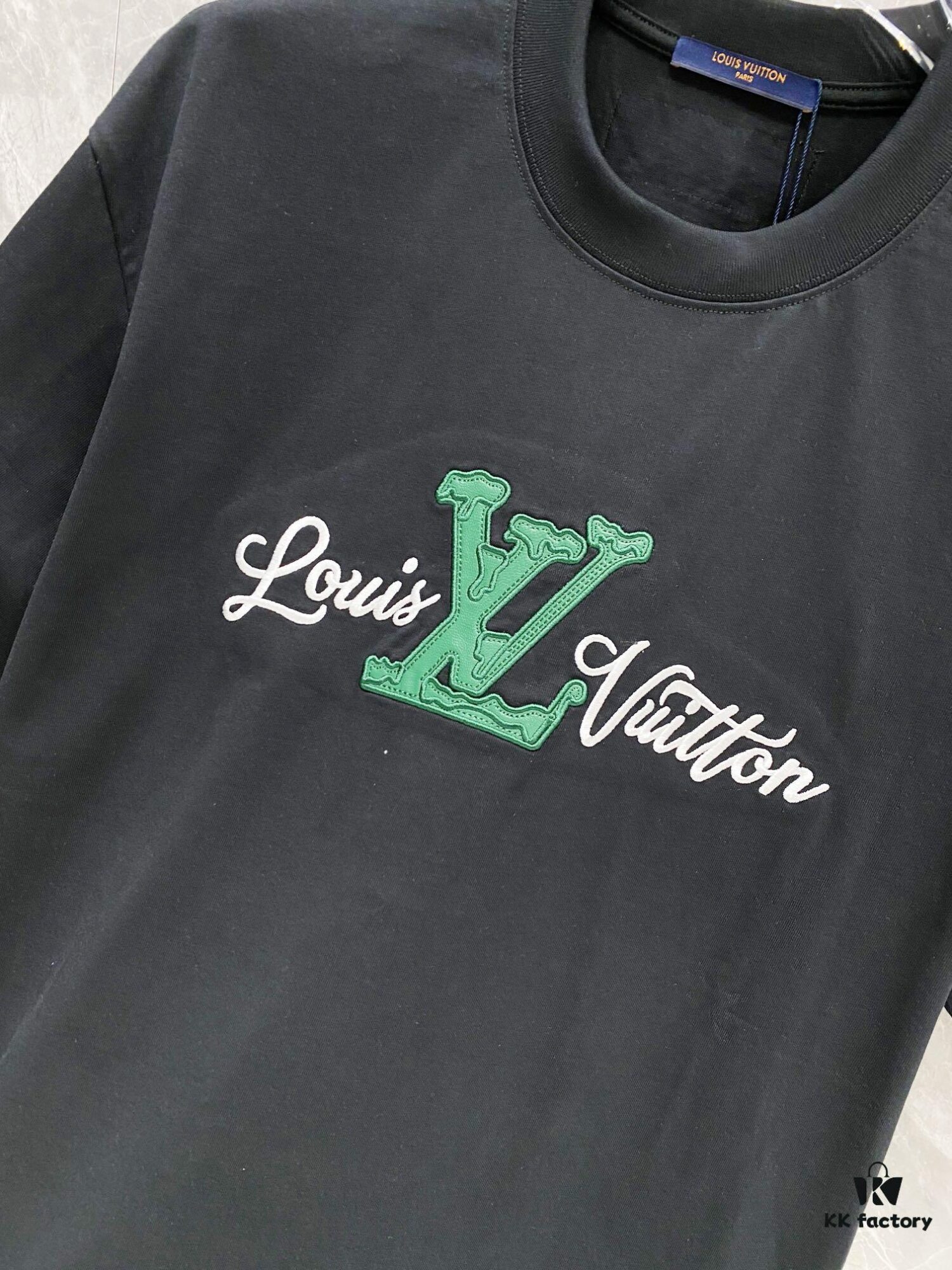 1V 25SS Spring New Arrival T-Shirt! 260g High-Grammage Pure Cotton Fabric, Comfortable to Wear. Minimalist Design, Fashionable and Trendy. Slightly Loose Fit for Casual Comfort, Suitable for Various Occasions. Whether Shopping, Hanging Out or Relaxing, This T-Shirt Adds a Touch of Style and Personality.