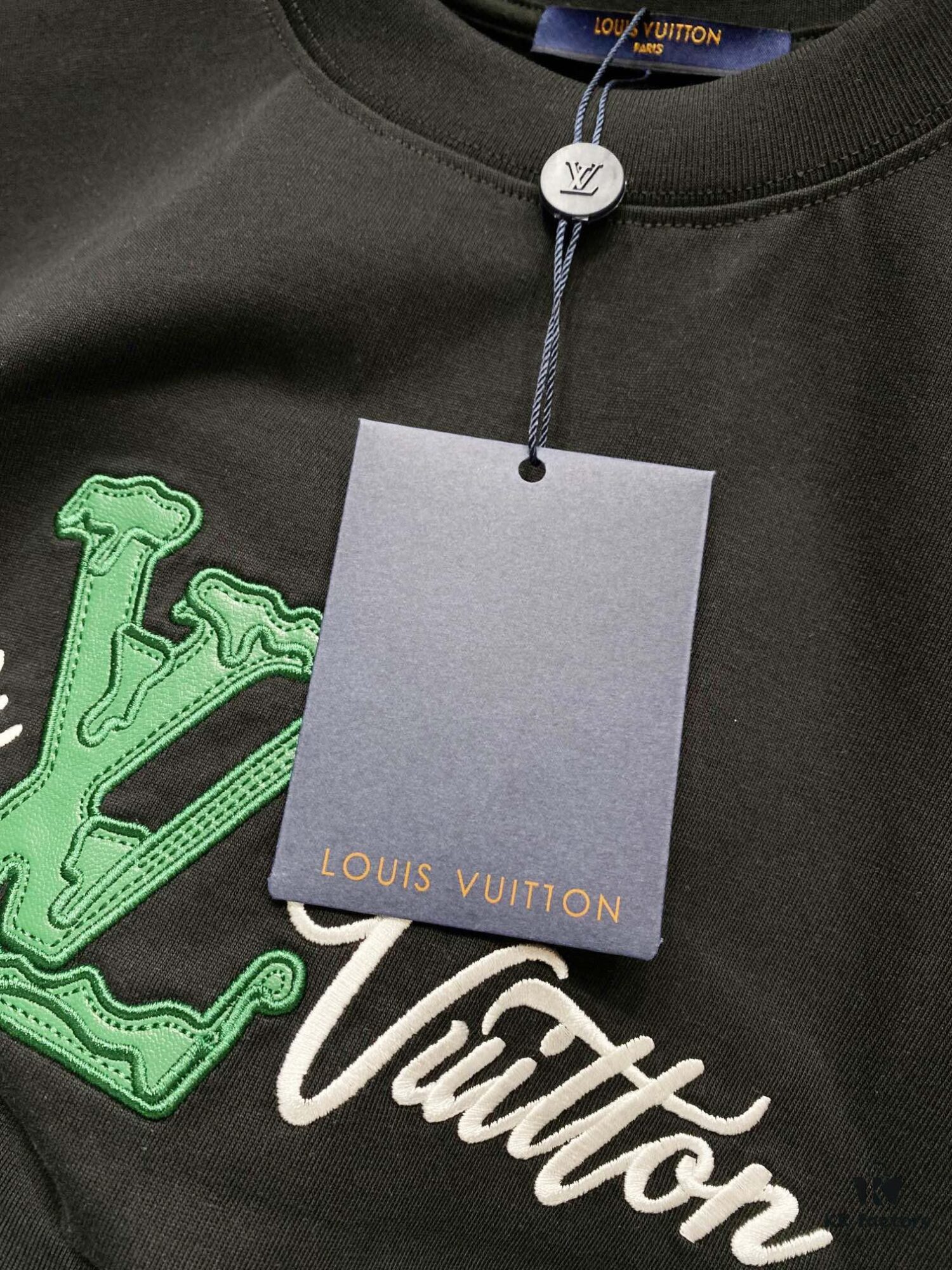 1V 25SS Spring New Arrival T-Shirt! 260g High-Grammage Pure Cotton Fabric, Comfortable to Wear. Minimalist Design, Fashionable and Trendy. Slightly Loose Fit for Casual Comfort, Suitable for Various Occasions. Whether Shopping, Hanging Out or Relaxing, This T-Shirt Adds a Touch of Style and Personality.