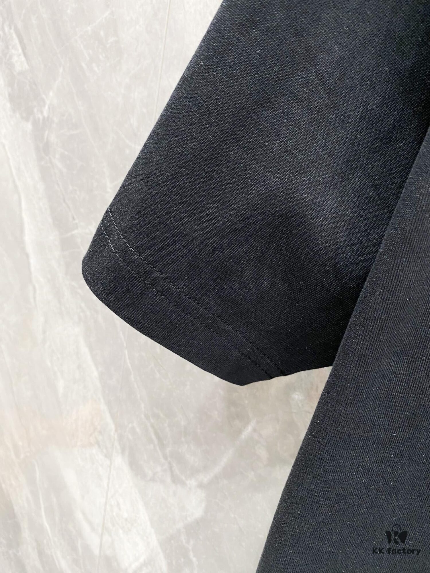 1V 25SS Spring New Arrival T-Shirt! 260g High-Grammage Pure Cotton Fabric, Comfortable to Wear. Minimalist Design, Fashionable and Trendy. Slightly Loose Fit for Casual Comfort, Suitable for Various Occasions. Whether Shopping, Hanging Out or Relaxing, This T-Shirt Adds a Touch of Style and Personality.