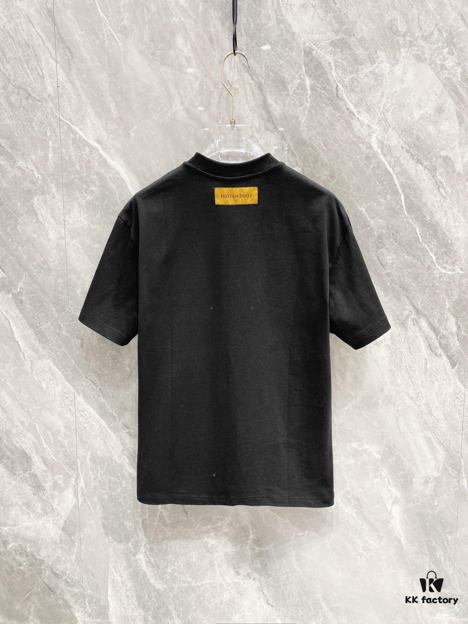 1V 25SS Spring New Arrival T-Shirt! 260g High-Grammage Pure Cotton Fabric, Comfortable to Wear. Minimalist Design, Fashionable and Trendy. Slightly Loose Fit for Casual Comfort, Suitable for Various Occasions. Whether Shopping, Hanging Out or Relaxing, This T-Shirt Adds a Touch of Style and Personality.