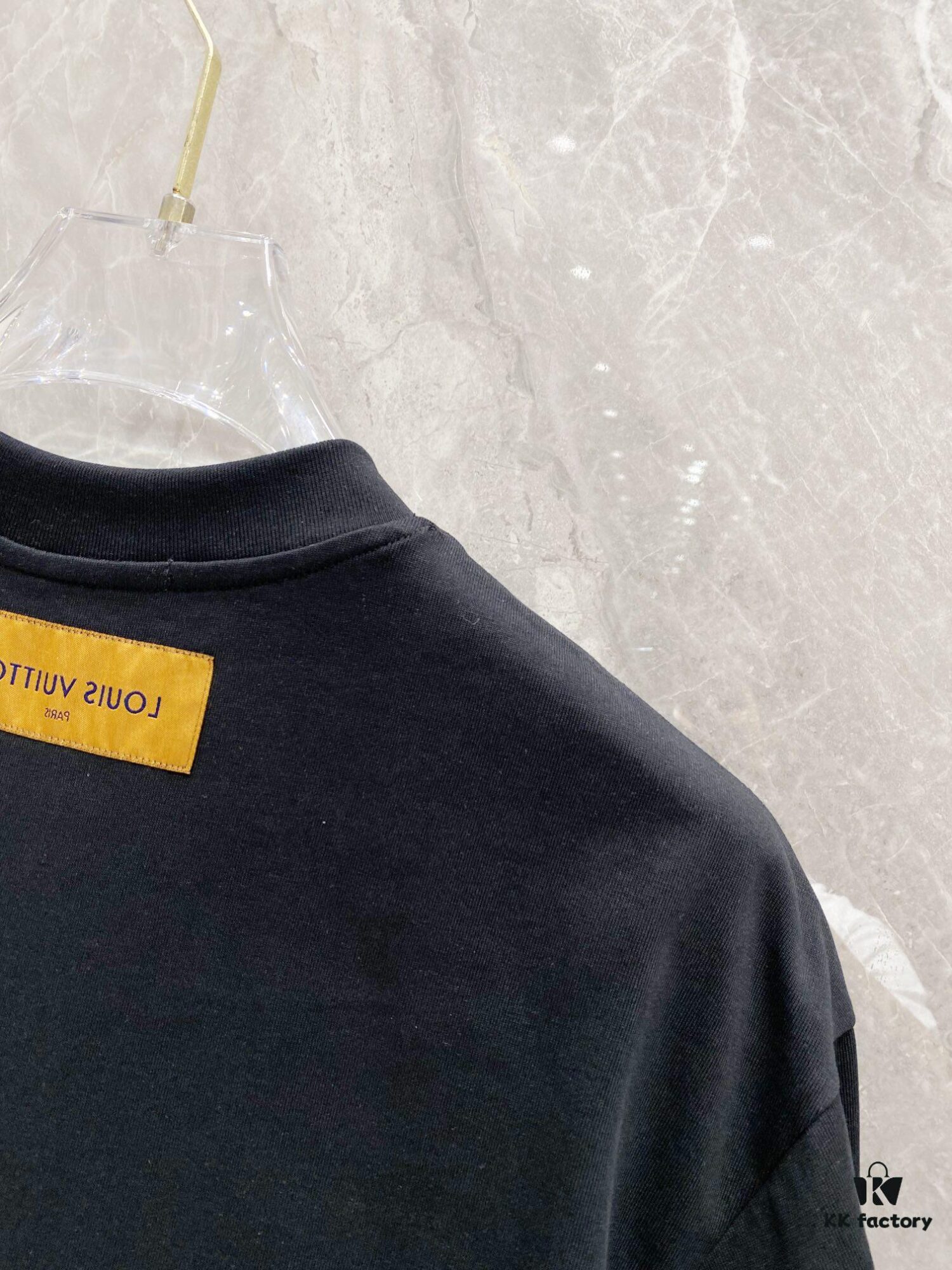 1V 25SS Spring New Arrival T-Shirt! 260g High-Grammage Pure Cotton Fabric, Comfortable to Wear. Minimalist Design, Fashionable and Trendy. Slightly Loose Fit for Casual Comfort, Suitable for Various Occasions. Whether Shopping, Hanging Out or Relaxing, This T-Shirt Adds a Touch of Style and Personality.