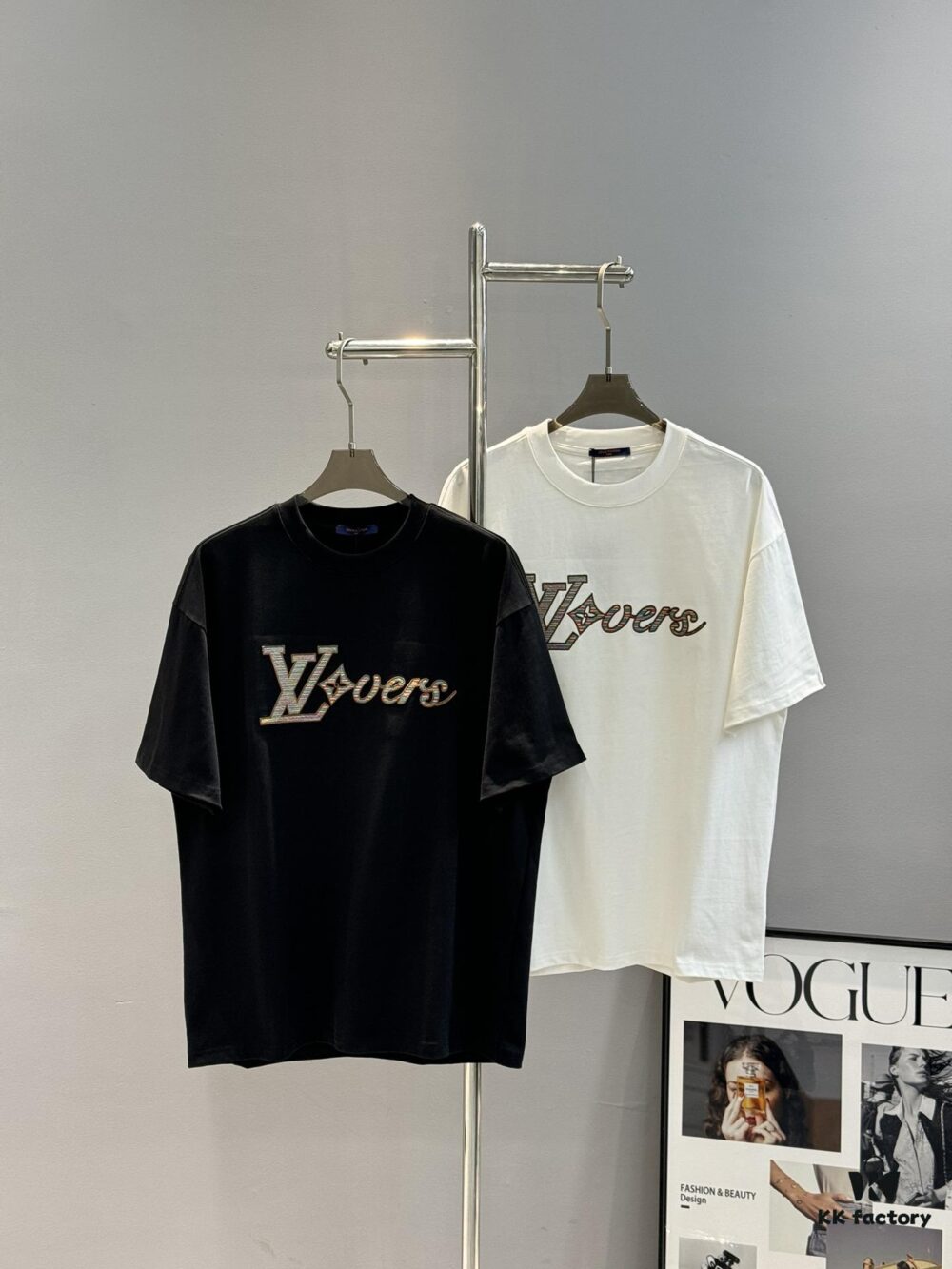 Donkey Brand * 2025 New Arrival Unisex T-Shirt! Youthful and Vibrant Color-Blocking Design with Layered Aesthetic – Radiating Positive Energy! Classic Letter Graphics with 3D Embroidery, Fresh Hues, and Layered Craftsmanship. Branded Logo with Premium 260g High-Density Cotton Fabric, Reinforced Neckline Ribbing, and Refined Shoulder Stitching