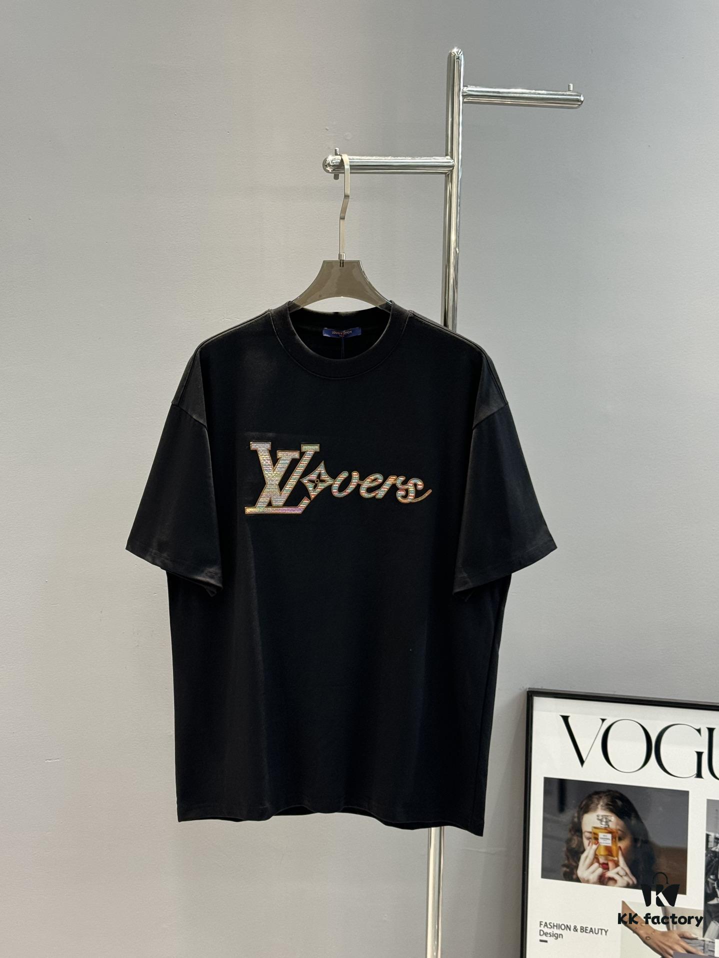 Donkey Brand * 2025 New Arrival Unisex T-Shirt! Youthful and Vibrant Color-Blocking Design with Layered Aesthetic – Radiating Positive Energy! Classic Letter Graphics with 3D Embroidery, Fresh Hues, and Layered Craftsmanship. Branded Logo with Premium 260g High-Density Cotton Fabric, Reinforced Neckline Ribbing, and Refined Shoulder Stitching