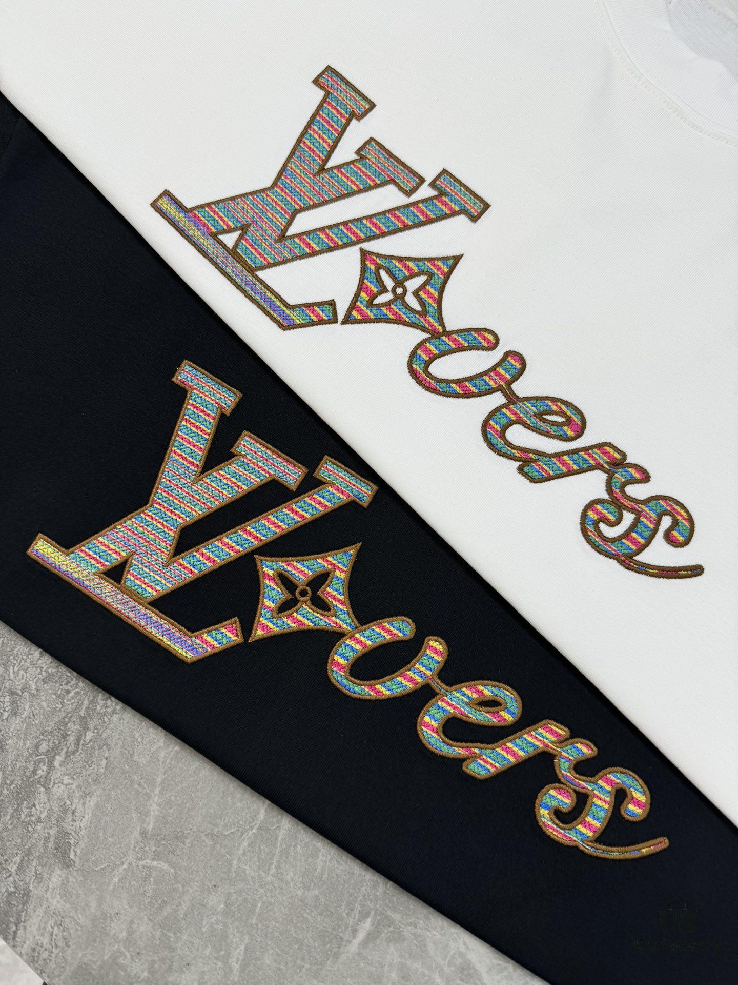 Donkey Brand * 2025 New Arrival Unisex T-Shirt! Youthful and Vibrant Color-Blocking Design with Layered Aesthetic – Radiating Positive Energy! Classic Letter Graphics with 3D Embroidery, Fresh Hues, and Layered Craftsmanship. Branded Logo with Premium 260g High-Density Cotton Fabric, Reinforced Neckline Ribbing, and Refined Shoulder Stitching