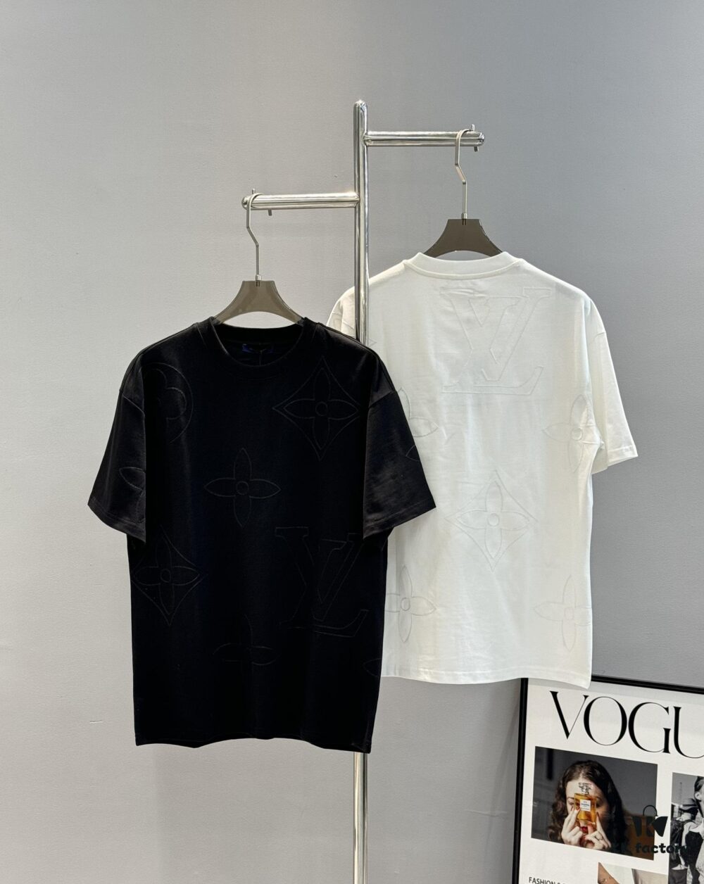 Donkey Brand * 2025 New Streetwear T-Shirt. Bestseller Recommendation 🔥 Unisex Design with All-Over Embroidery Craft, 260g Pure Cotton Fabric for Ultimate Comfort. Front and Back Feature Classic Logo Pattern with Textured Visual and Tactile Feel. Complete Triple Labeling Included.