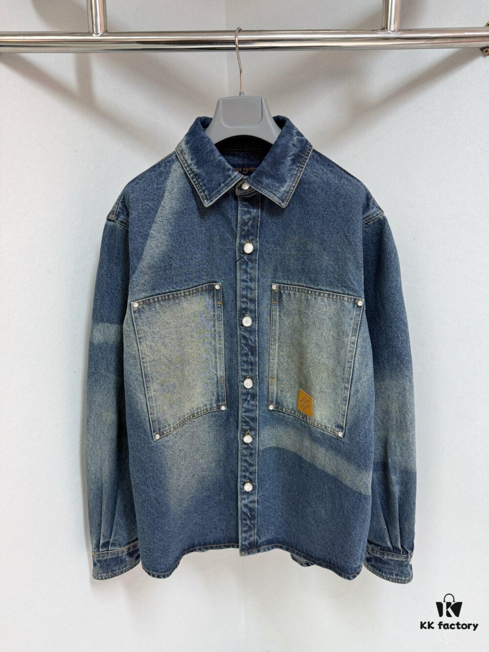 1V 25SS New Arrival Utility Shirt Crafted from Cotton Denim with Sun-Faded Effect for Spring/Summer 2025, Featuring a Left Chest Pocket with Marque L.Vuitton Déposée Suede Patch, Mother-of-Pearl Buttons and Rivets Exuding Refined Charm, Perfectly Paired with Matching Trousers