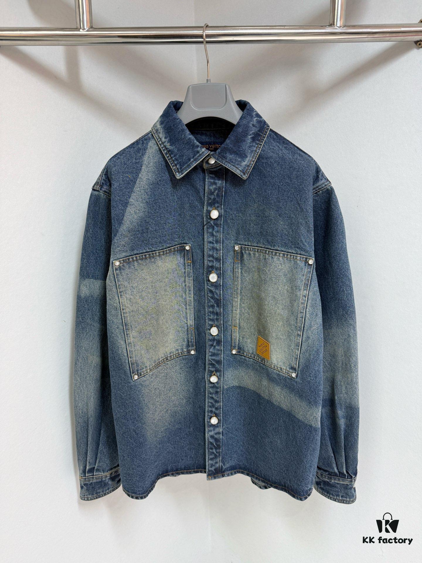 1V 25SS New Arrival Utility Shirt Crafted from Cotton Denim with Sun-Faded Effect for Spring/Summer 2025, Featuring a Left Chest Pocket with Marque L.Vuitton Déposée Suede Patch, Mother-of-Pearl Buttons and Rivets Exuding Refined Charm, Perfectly Paired with Matching Trousers