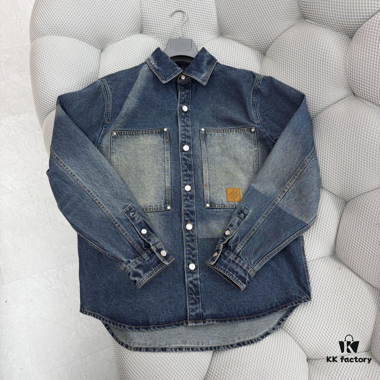 1V 25SS New Arrival Utility Shirt Crafted from Cotton Denim with Sun-Faded Effect for Spring/Summer 2025, Featuring a Left Chest Pocket with Marque L.Vuitton Déposée Suede Patch, Mother-of-Pearl Buttons and Rivets Exuding Refined Charm, Perfectly Paired with Matching Trousers