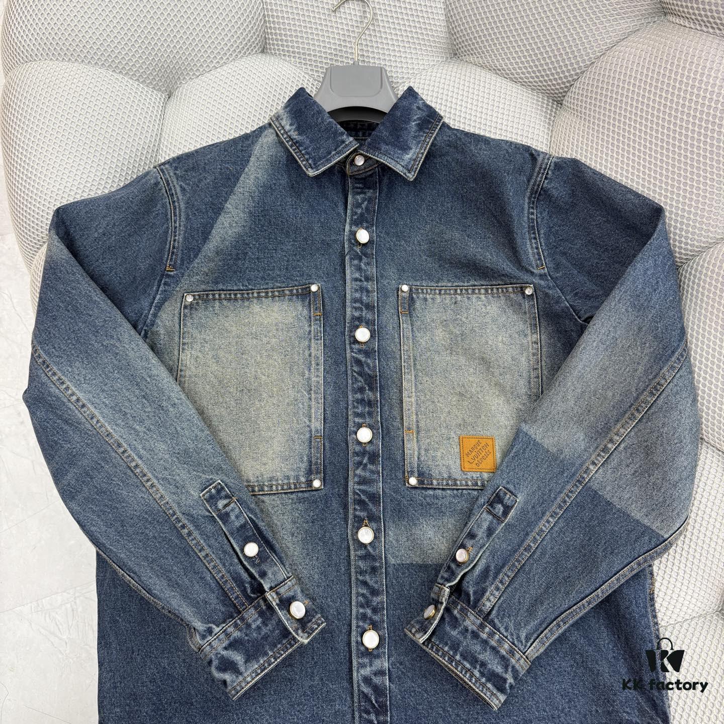 1V 25SS New Arrival Utility Shirt Crafted from Cotton Denim with Sun-Faded Effect for Spring/Summer 2025, Featuring a Left Chest Pocket with Marque L.Vuitton Déposée Suede Patch, Mother-of-Pearl Buttons and Rivets Exuding Refined Charm, Perfectly Paired with Matching Trousers