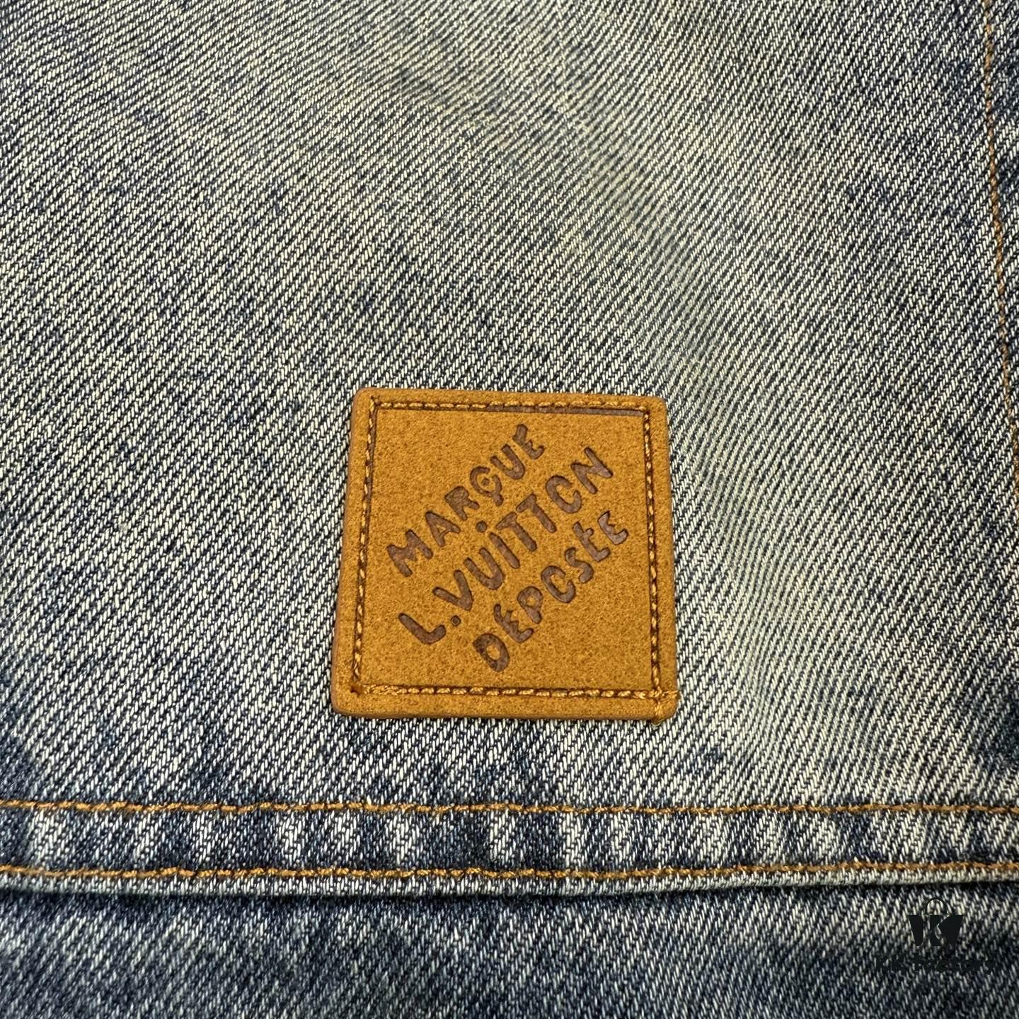 1V 25SS New Arrival Utility Shirt Crafted from Cotton Denim with Sun-Faded Effect for Spring/Summer 2025, Featuring a Left Chest Pocket with Marque L.Vuitton Déposée Suede Patch, Mother-of-Pearl Buttons and Rivets Exuding Refined Charm, Perfectly Paired with Matching Trousers