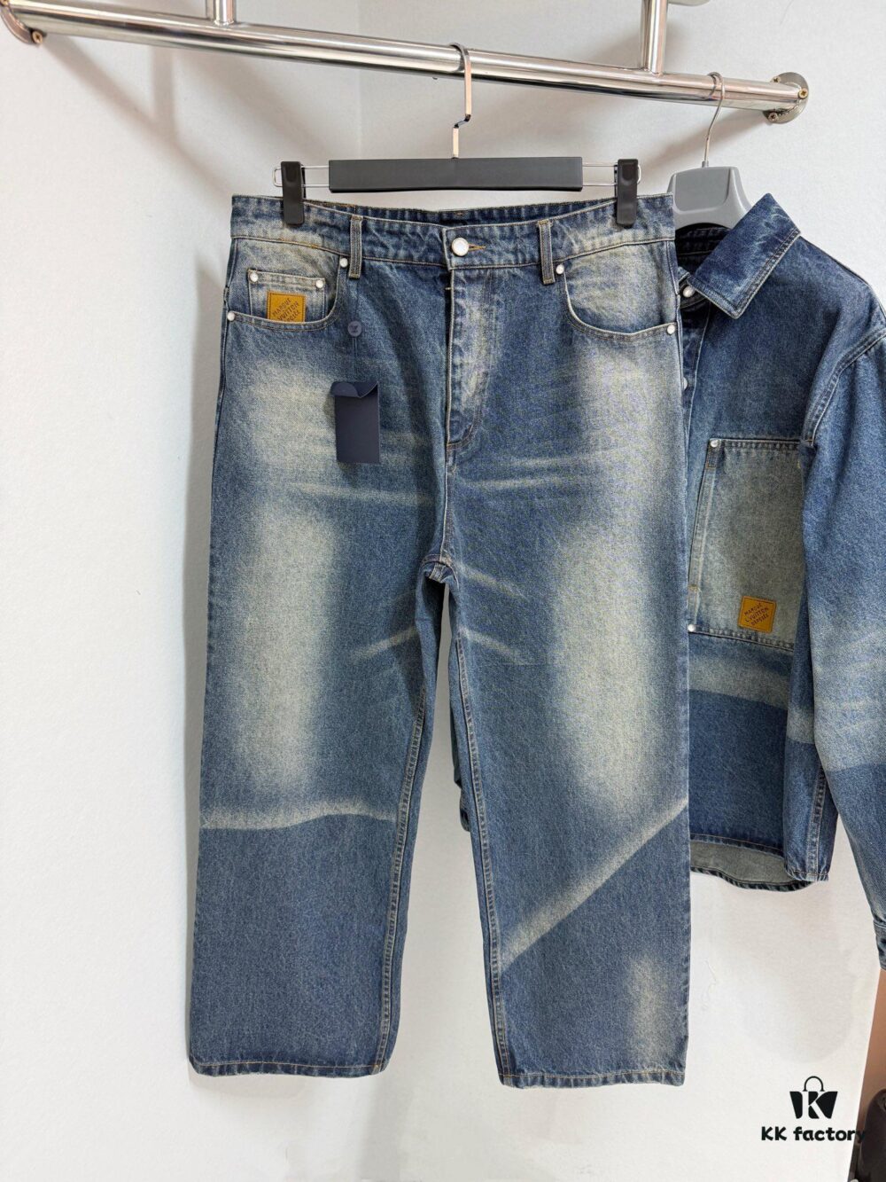 1V 25ss New Arrival Denim Jeans Featuring Washed Denim with Sun-Faded Vintage Texture, Presented in a Minimalist Skate Silhouette for Spring/Summer 2025. Ticket Pocket Adorned with Suede 'Marque L.Vuitton Déposée' Patch, Pearlized Rivets and Rear Damier Label Refine the Details