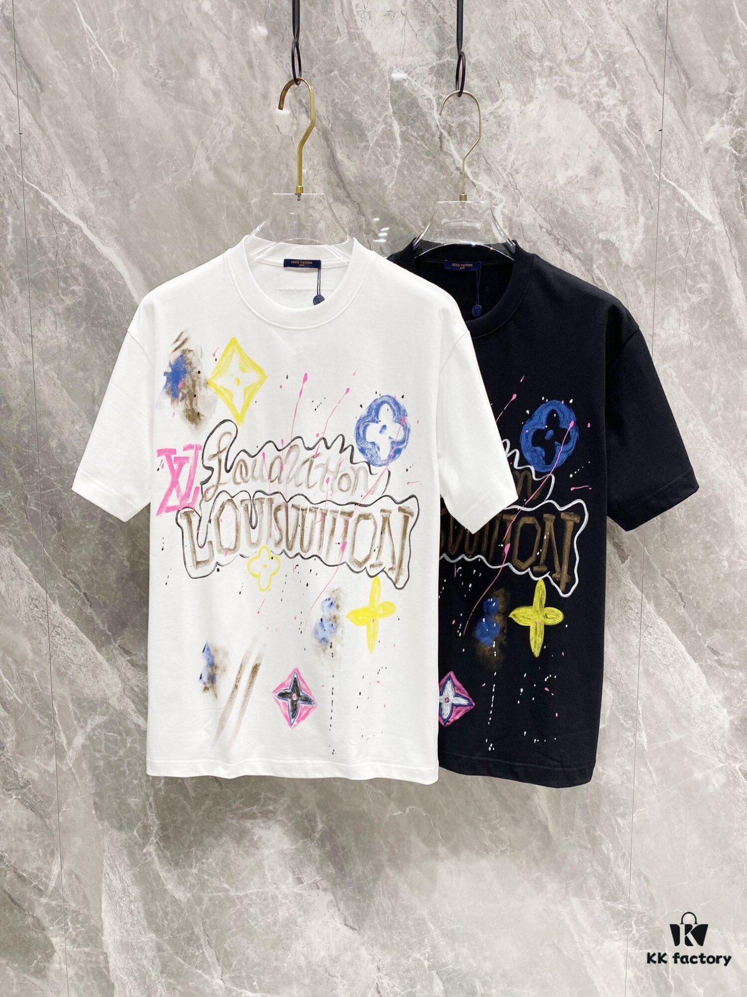 LV 2025 Spring Collection Latest Classic Hand-Drawn Logo Premium Short Sleeve T-Shirt! High-End Quality, Original Counter Round Neck, Top-Tier Craftsmanship with Imported Custom Silk Yarn, Exceptional Touch and Feel – Available on Official Website!