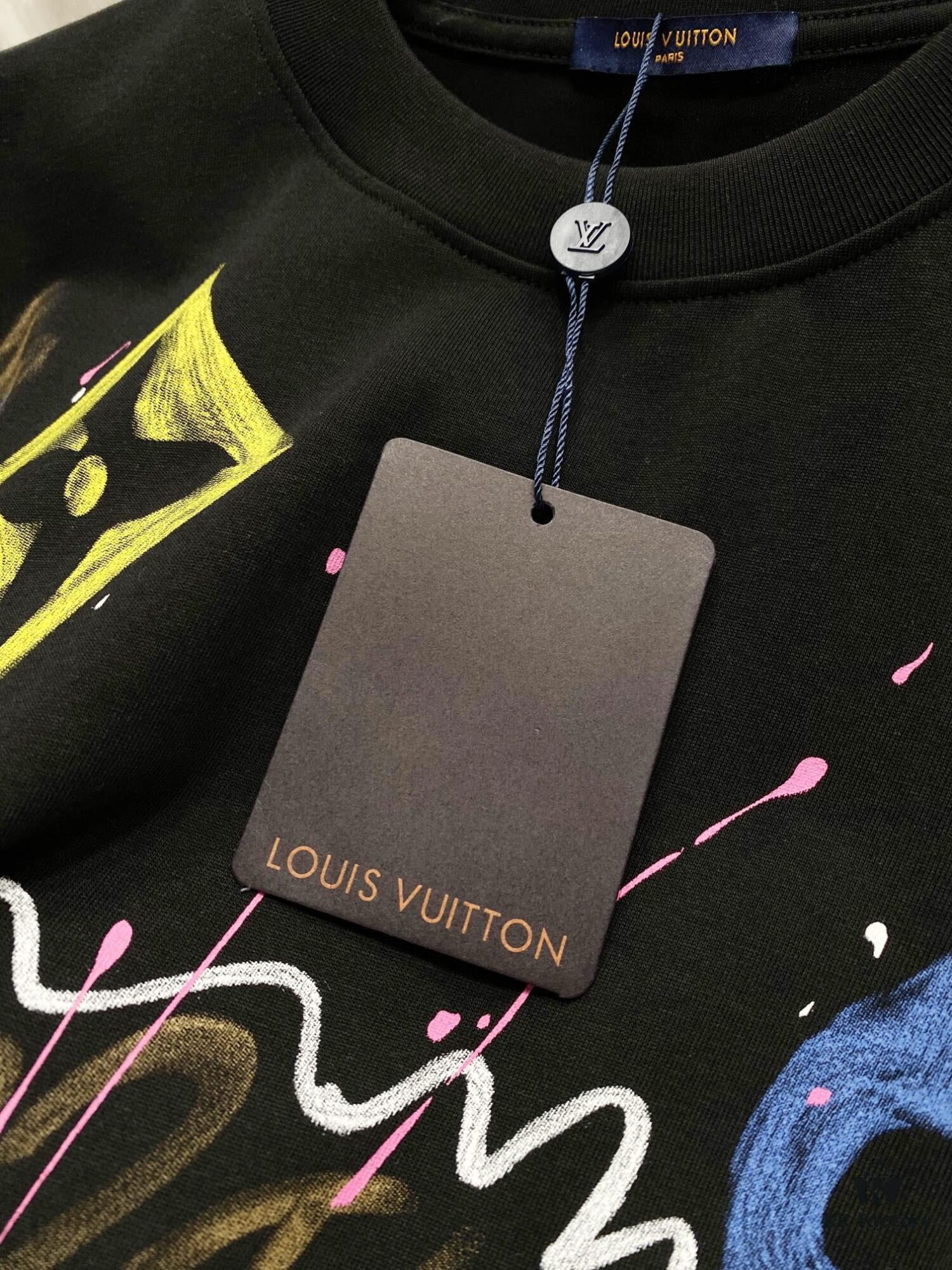 LV 2025 Spring Collection Latest Classic Hand-Drawn Logo Premium Short Sleeve T-Shirt! High-End Quality, Original Counter Round Neck, Top-Tier Craftsmanship with Imported Custom Silk Yarn, Exceptional Touch and Feel – Available on Official Website!