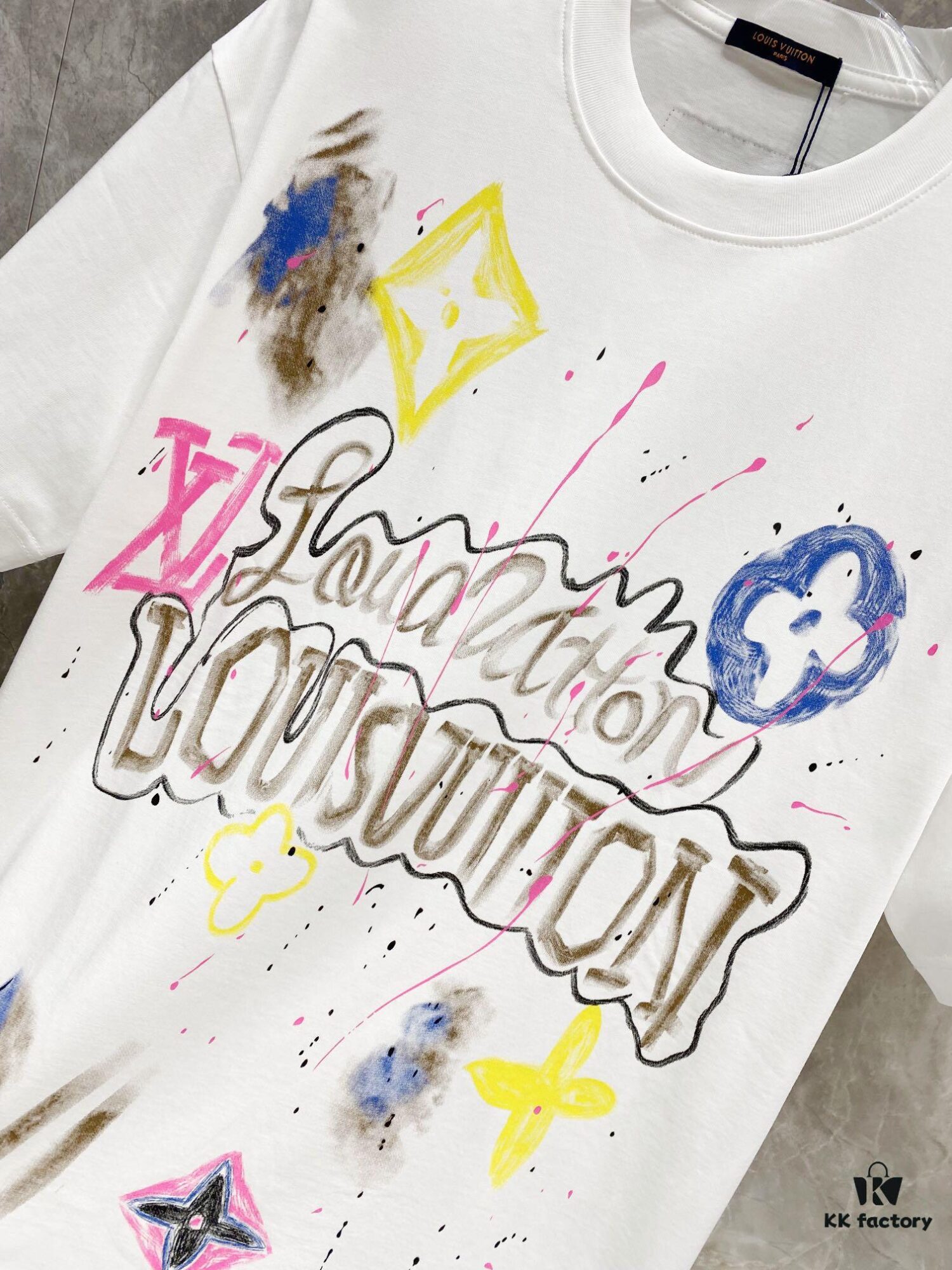LV 25SS Spring Collection Latest Classic Hand-Drawn Logo Heavyweight T-Shirt! High-End Quality Original Counter Round Neck, Top-Tier Craftsmanship with Imported Premium Custom Silk Yarn, Exceptional Feel and Design