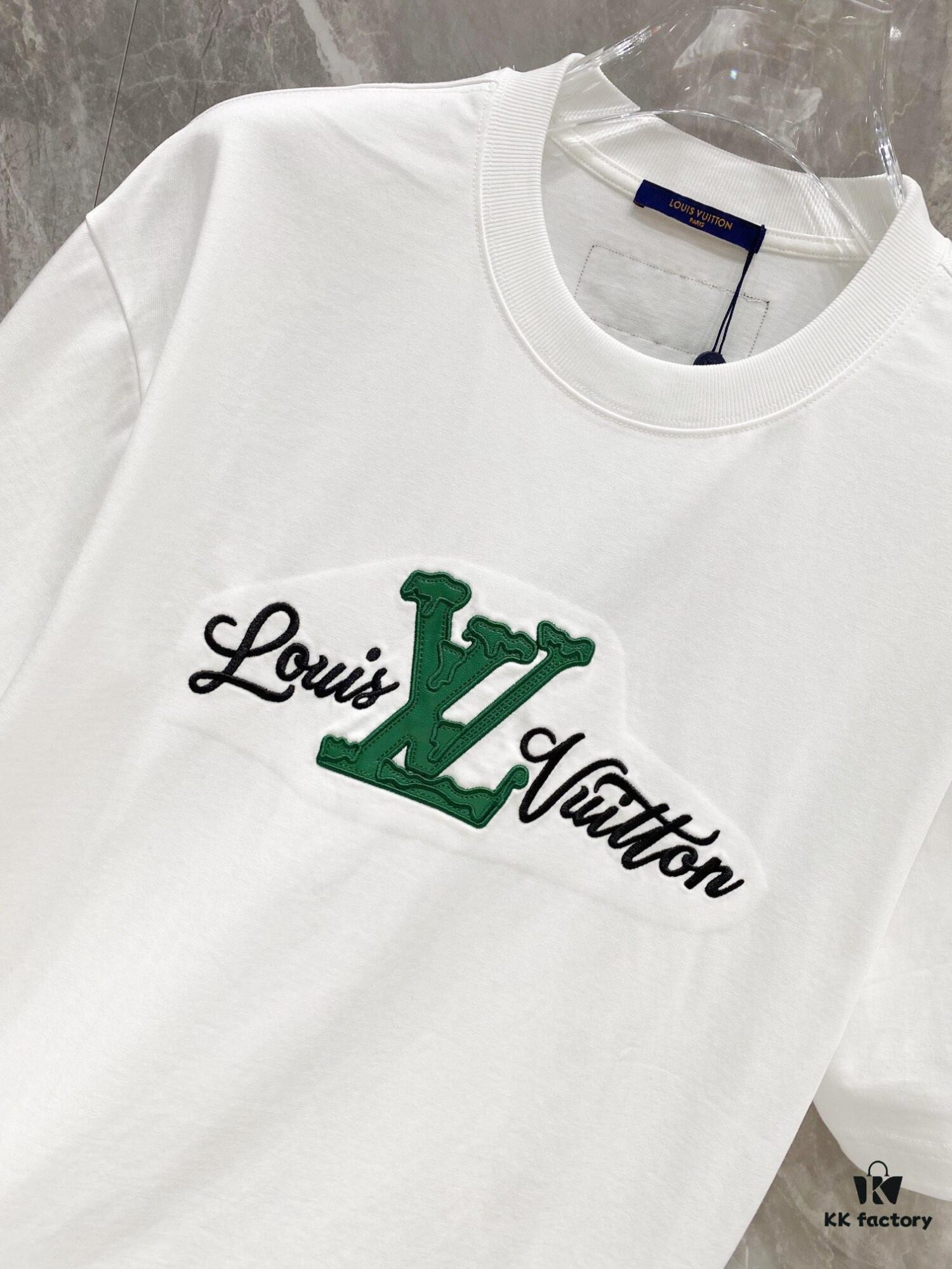 1V 25SS Spring New Arrival T-Shirt! 260g High-Grammage Pure Cotton Fabric, Comfortable to Wear. Minimalist Design, Stylish and Trendsetting. Slightly Loose Fit for a Relaxed, Casual Look, Perfect for Various Occasions. Whether Shopping, Socializing or Relaxing, This T-Shirt Adds a Touch of Fashion and Individuality.