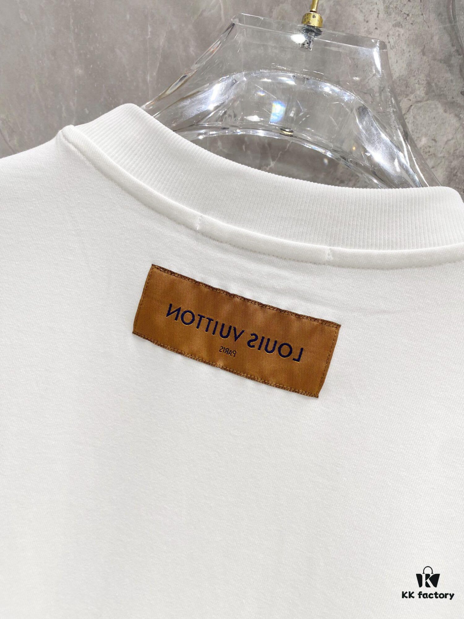 1V 25SS Spring New Arrival T-Shirt! 260g High-Grammage Pure Cotton Fabric, Comfortable to Wear. Minimalist Design, Stylish and Trendsetting. Slightly Loose Fit for a Relaxed, Casual Look, Perfect for Various Occasions. Whether Shopping, Socializing or Relaxing, This T-Shirt Adds a Touch of Fashion and Individuality.