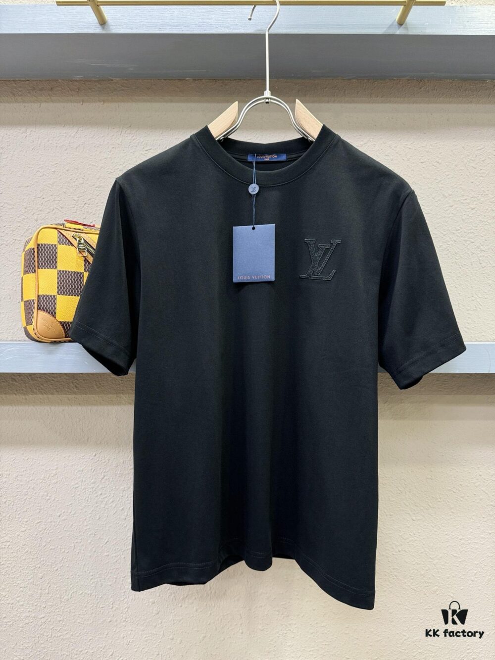 LV 2025 Spring-Summer New Short Sleeve T-Shirt! Runway-Inspired Fashion Casual Tee with Designer Logo – Premium 100% Cotton, Soft and Breathable, Unisex Loose Fit with Slightly Dropped Shoulder and Round Neck