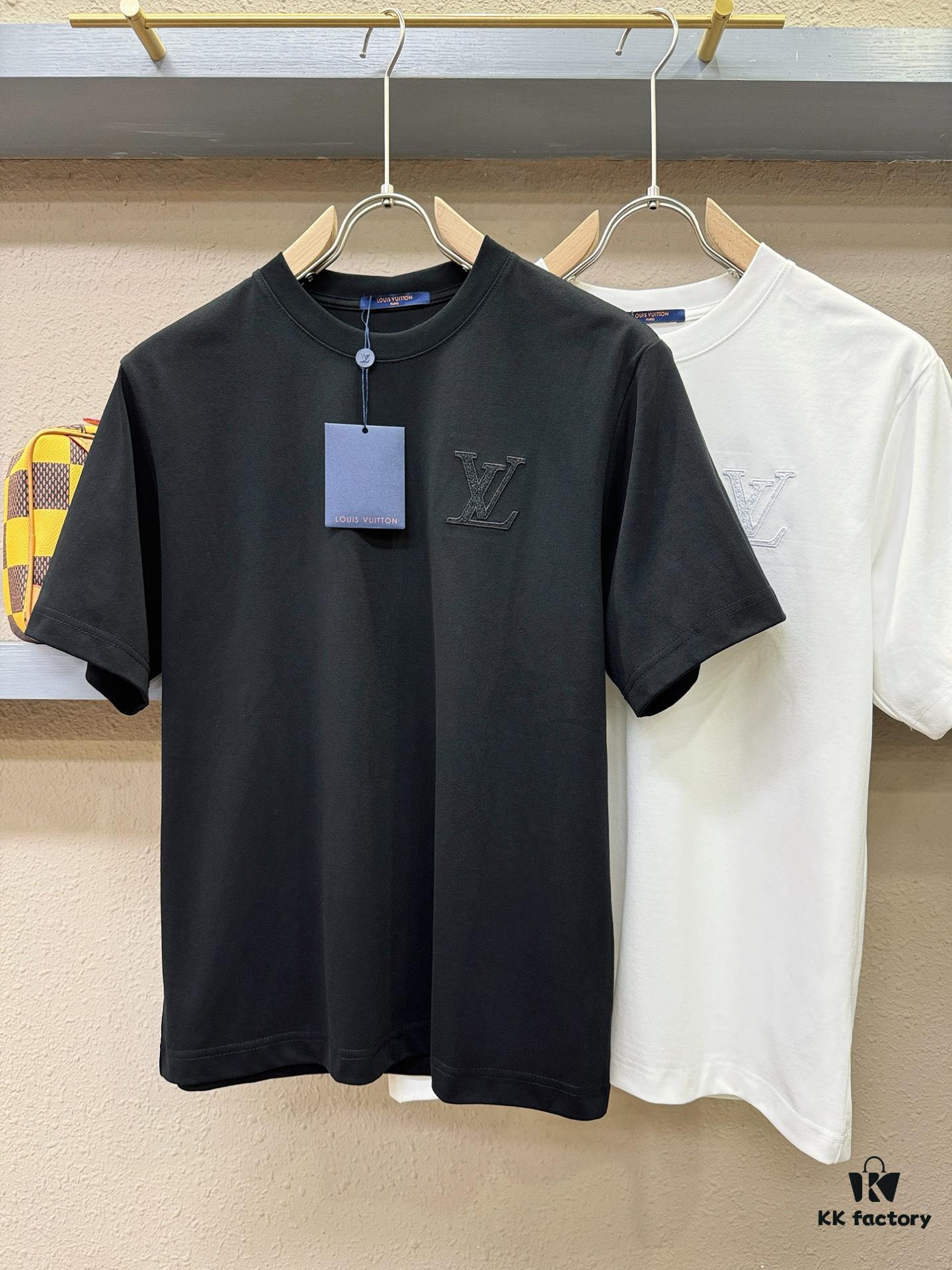 LV 2025 Spring-Summer New Short Sleeve T-Shirt! Runway-Inspired Fashion Casual Tee with Designer Logo – Premium 100% Cotton, Soft and Breathable, Unisex Loose Fit with Slightly Dropped Shoulder and Round Neck