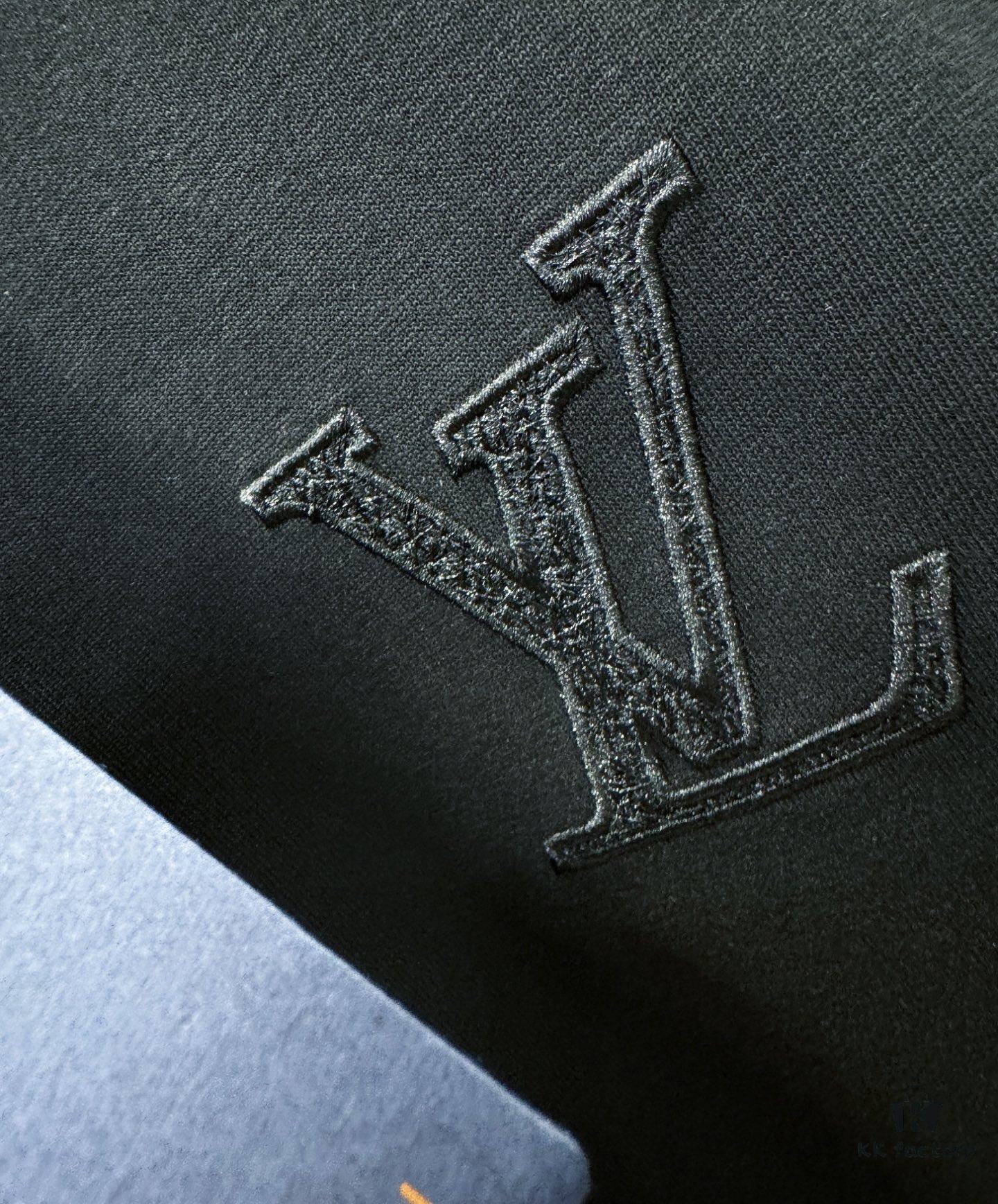 LV 2025 Spring-Summer New Short Sleeve T-Shirt! Runway-Inspired Fashion Casual Tee with Designer Logo – Premium 100% Cotton, Soft and Breathable, Unisex Loose Fit with Slightly Dropped Shoulder and Round Neck