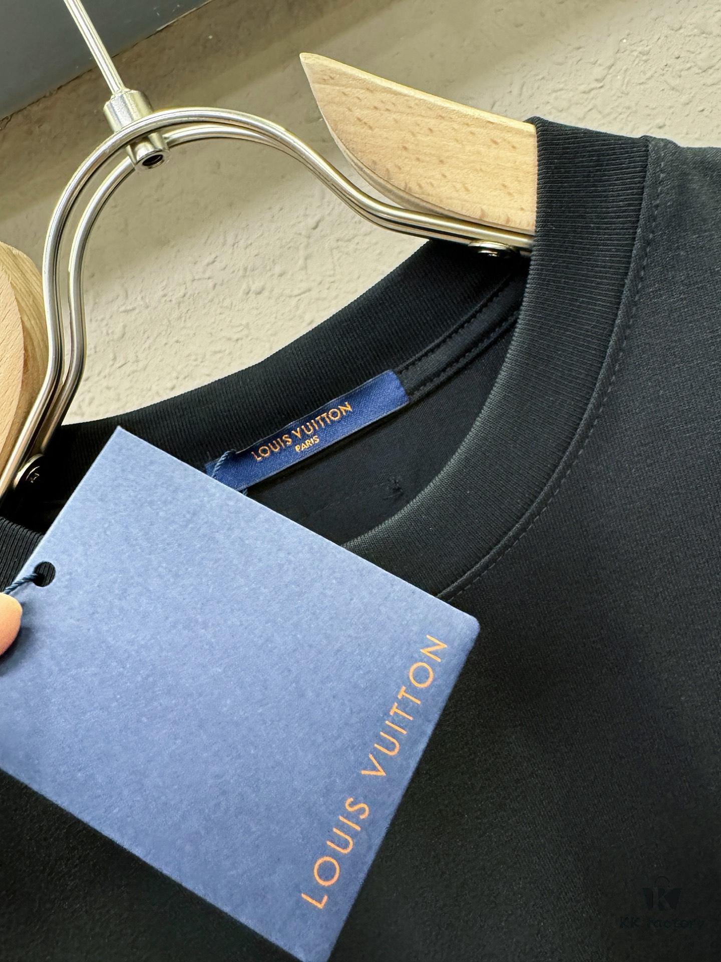 LV 2025 Spring-Summer New Short Sleeve T-Shirt! Runway-Inspired Fashion Casual Tee with Designer Logo – Premium 100% Cotton, Soft and Breathable, Unisex Loose Fit with Slightly Dropped Shoulder and Round Neck