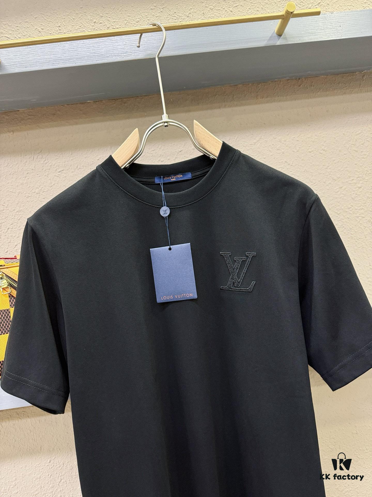 LV 2025 Spring-Summer New Short Sleeve T-Shirt! Runway-Inspired Fashion Casual Tee with Designer Logo – Premium 100% Cotton, Soft and Breathable, Unisex Loose Fit with Slightly Dropped Shoulder and Round Neck