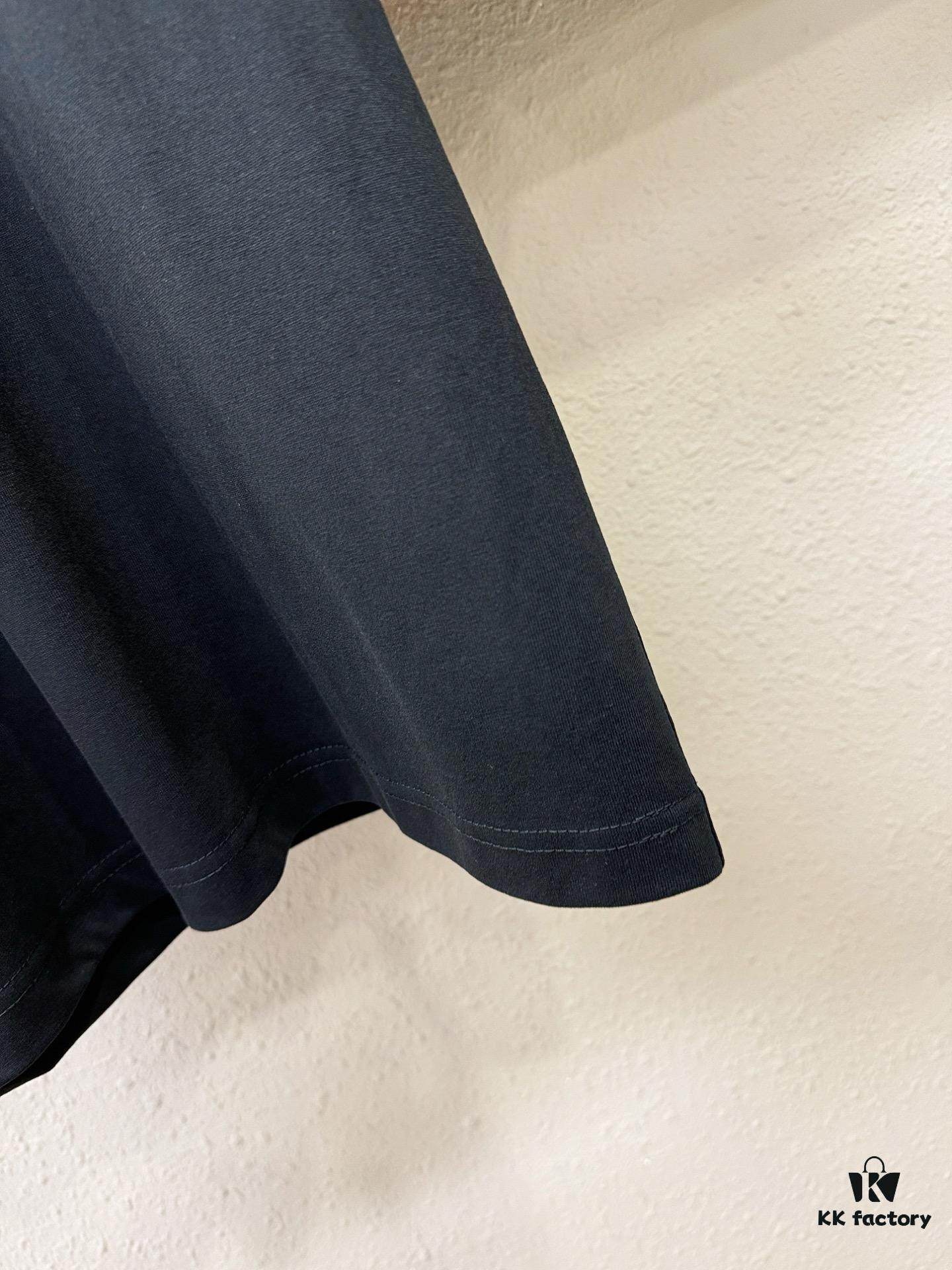 LV 2025 Spring-Summer New Short Sleeve T-Shirt! Runway-Inspired Fashion Casual Tee with Designer Logo – Premium 100% Cotton, Soft and Breathable, Unisex Loose Fit with Slightly Dropped Shoulder and Round Neck