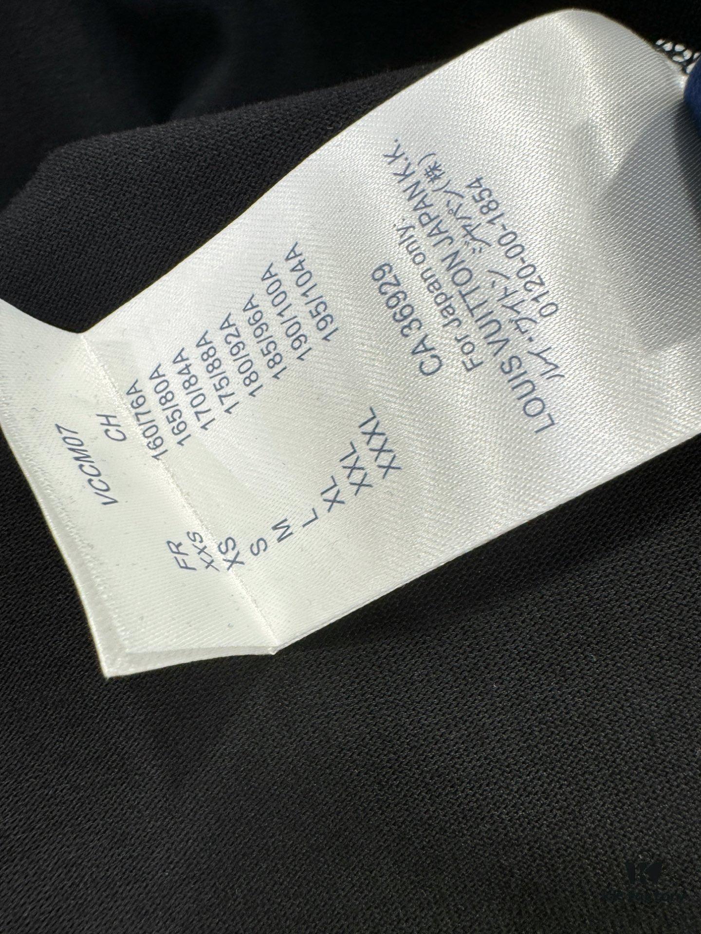 LV 2025 Spring-Summer New Short Sleeve T-Shirt! Runway-Inspired Fashion Casual Tee with Designer Logo – Premium 100% Cotton, Soft and Breathable, Unisex Loose Fit with Slightly Dropped Shoulder and Round Neck