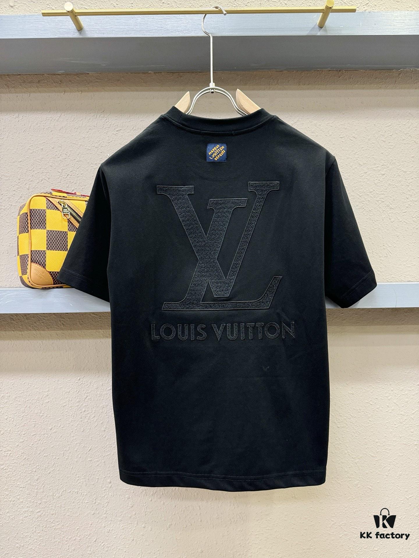 LV 2025 Spring-Summer New Short Sleeve T-Shirt! Runway-Inspired Fashion Casual Tee with Designer Logo – Premium 100% Cotton, Soft and Breathable, Unisex Loose Fit with Slightly Dropped Shoulder and Round Neck