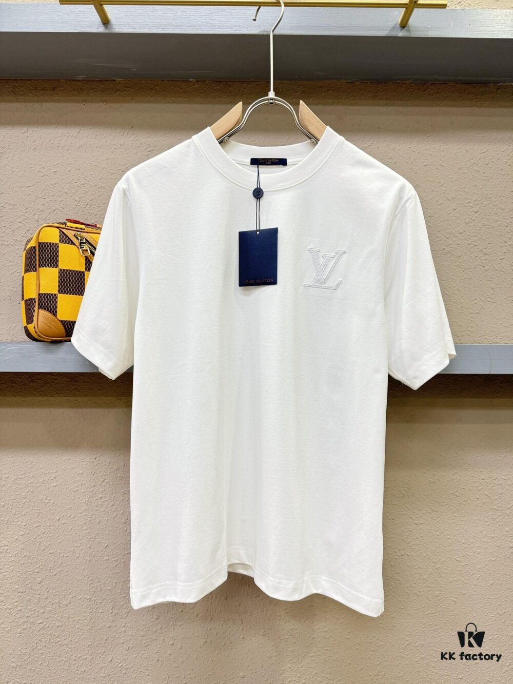 LV 2025 Spring/Summer New Short Sleeve T-Shirt! Runway-Inspired Fashion Casual Tee with Designer Logo – Premium 100% Cotton, Soft and Breathable, Unisex Loose Fit with Slightly Dropped Shoulder and Round Neck