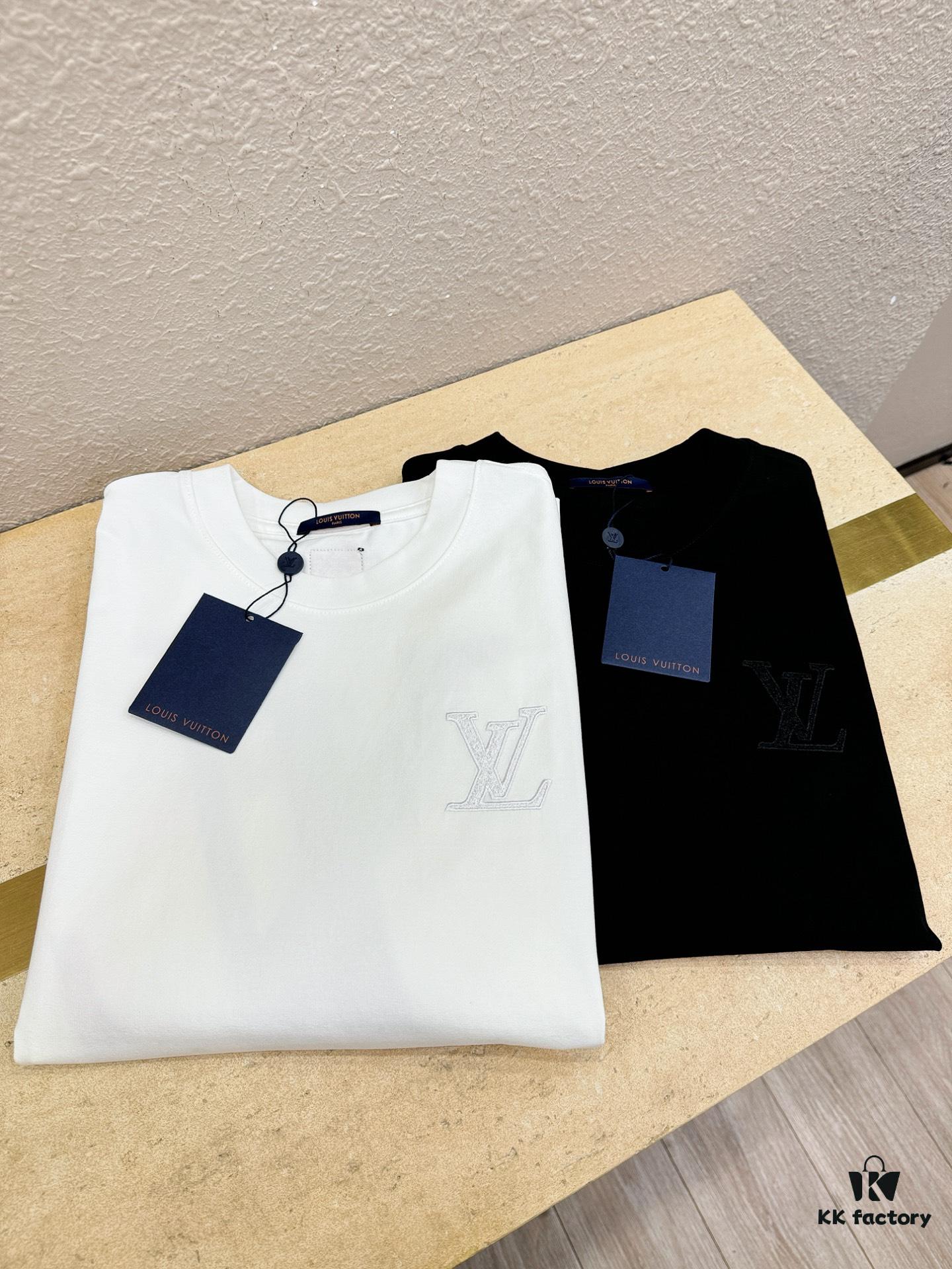 LV 2025 Spring/Summer New Short Sleeve T-Shirt! Runway-Inspired Fashion Casual Tee with Designer Logo – Premium 100% Cotton, Soft and Breathable, Unisex Loose Fit with Slightly Dropped Shoulder and Round Neck