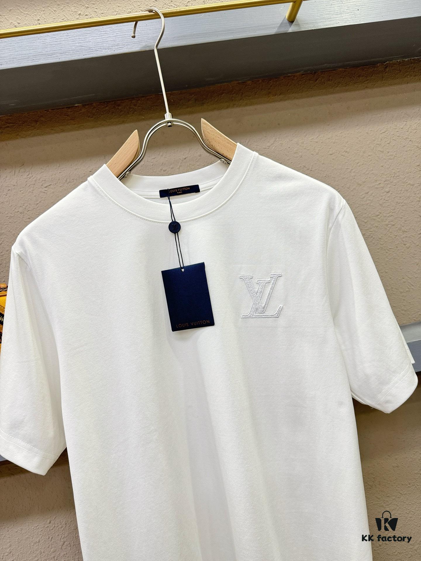 LV 2025 Spring/Summer New Short Sleeve T-Shirt! Runway-Inspired Fashion Casual Tee with Designer Logo – Premium 100% Cotton, Soft and Breathable, Unisex Loose Fit with Slightly Dropped Shoulder and Round Neck