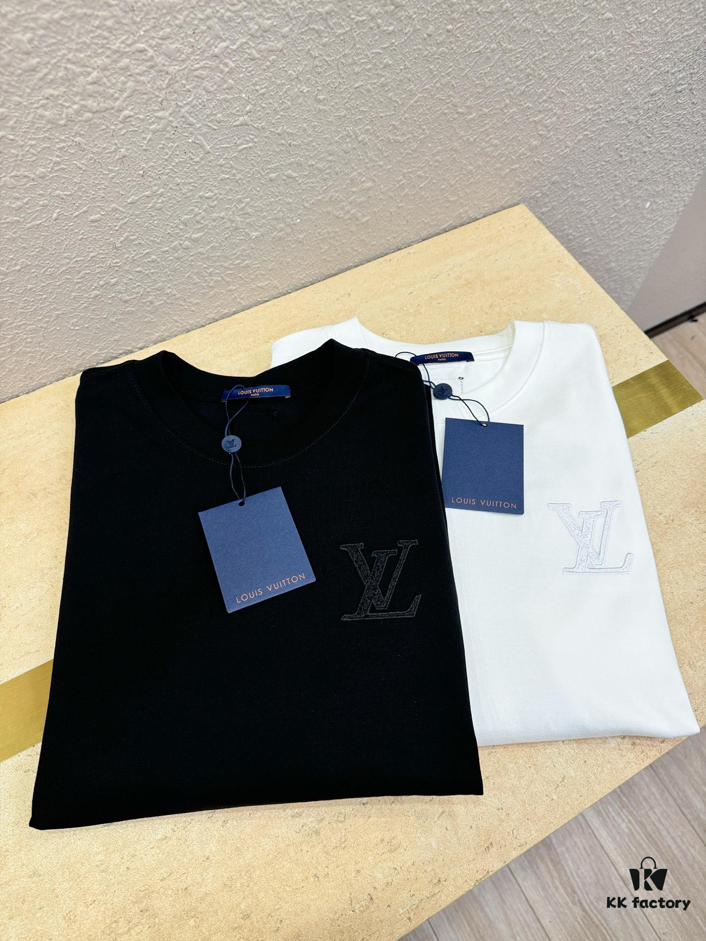 LV 2025 Spring-Summer New Short Sleeve T-Shirt! Runway-Inspired Fashion Casual Tee with Designer Logo – Premium 100% Cotton, Soft and Breathable, Unisex Loose Fit with Slightly Dropped Shoulder and Round Neck
