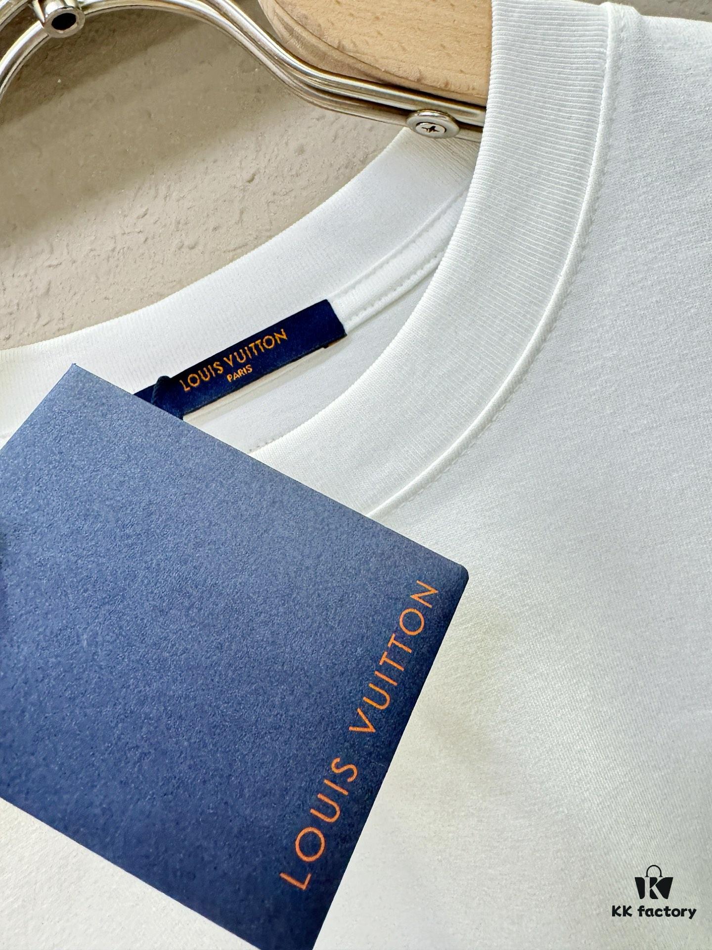 LV 2025 Spring/Summer New Short Sleeve T-Shirt! Runway-Inspired Fashion Casual Tee with Designer Logo – Premium 100% Cotton, Soft and Breathable, Unisex Loose Fit with Slightly Dropped Shoulder and Round Neck