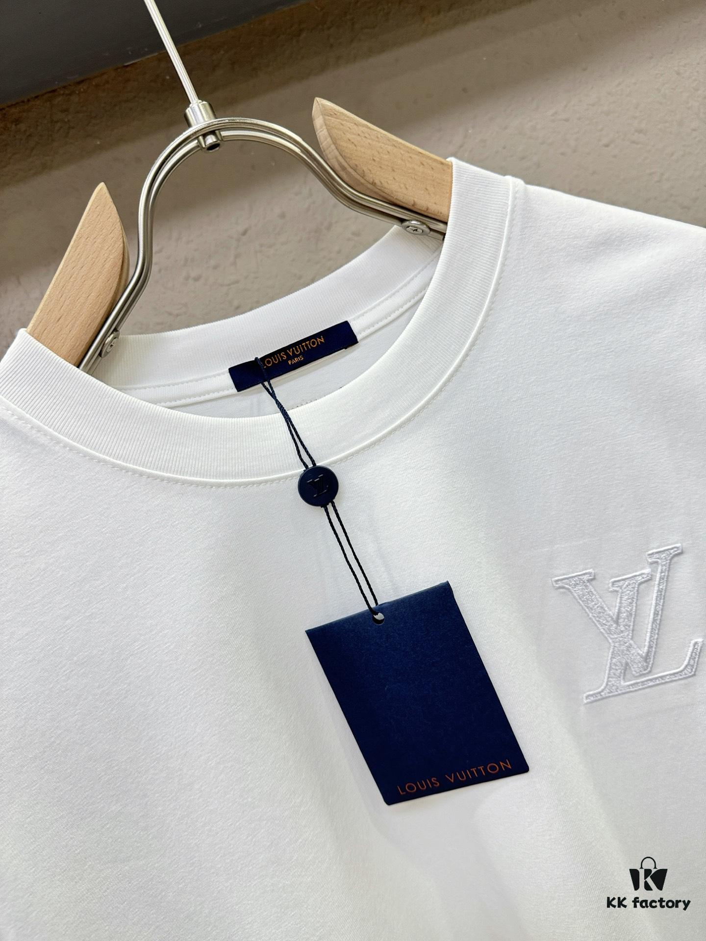 LV 2025 Spring/Summer New Short Sleeve T-Shirt! Runway-Inspired Fashion Casual Tee with Designer Logo – Premium 100% Cotton, Soft and Breathable, Unisex Loose Fit with Slightly Dropped Shoulder and Round Neck