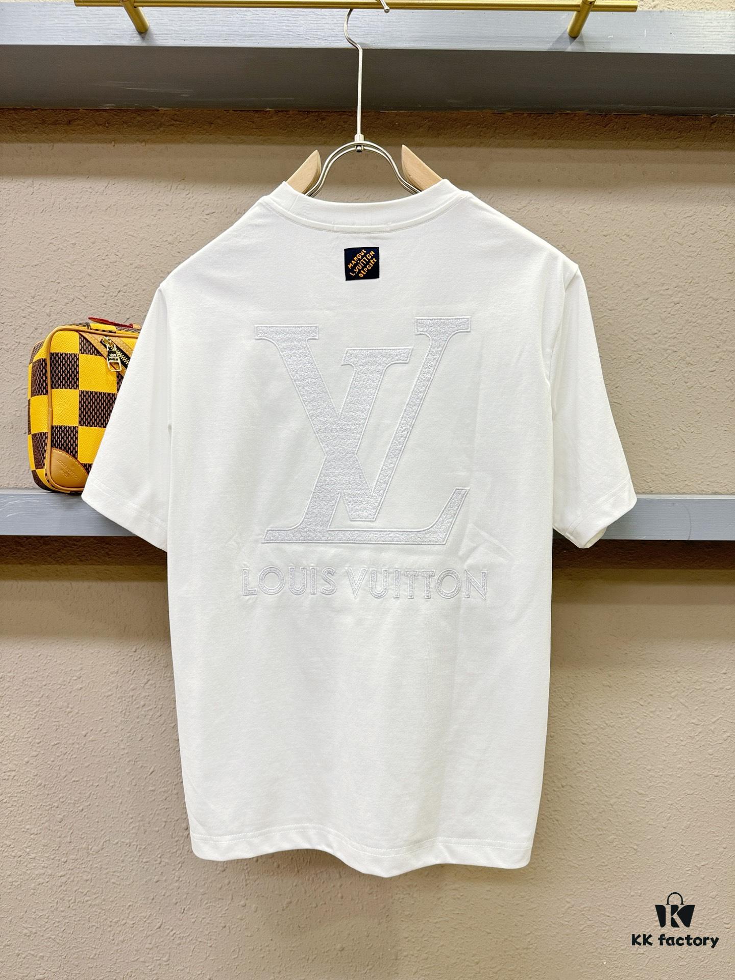 LV 2025 Spring/Summer New Short Sleeve T-Shirt! Runway-Inspired Fashion Casual Tee with Designer Logo – Premium 100% Cotton, Soft and Breathable, Unisex Loose Fit with Slightly Dropped Shoulder and Round Neck